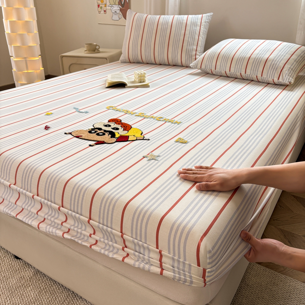 91家纺网 家纺一手货源 找家纺 居眠 2026新款全棉刺绣蜡笔小新床笠 兰红细条纹-小新