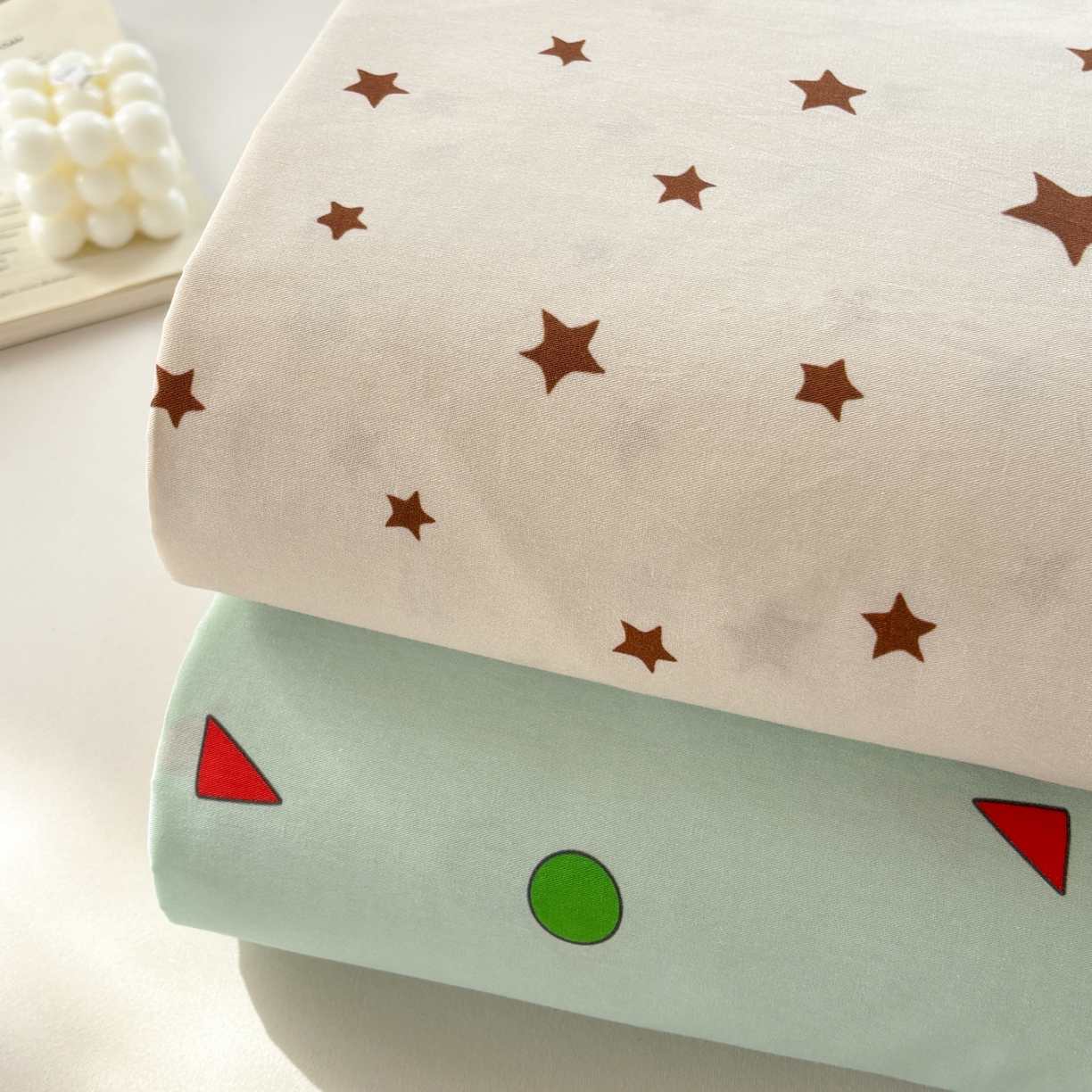 91家纺网 家纺一手货源 找家纺 居眠 2026新款全棉刺绣蜡笔小新床笠 组合叠拍