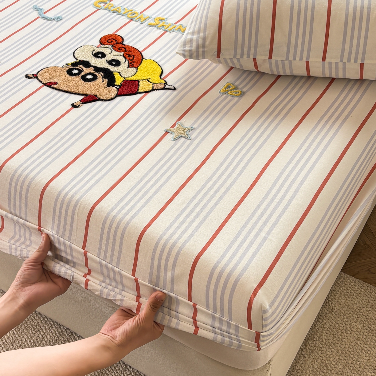 91家纺网 家纺一手货源 找家纺 居眠 2026新款全棉刺绣蜡笔小新床笠 兰红细条纹-小新