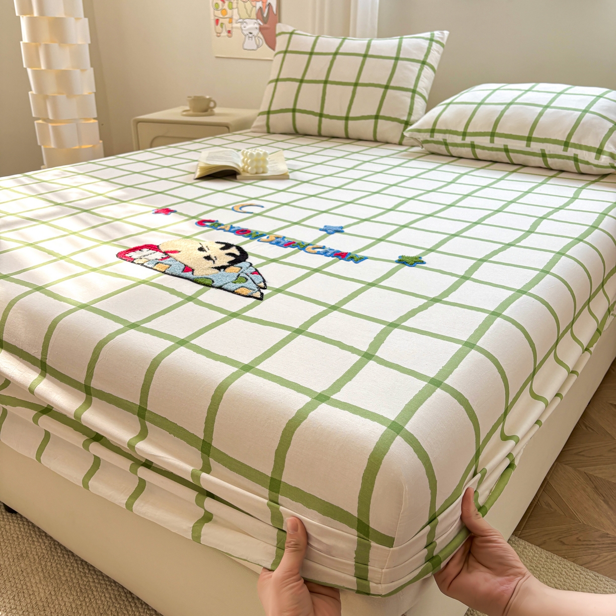 91家纺网 家纺一手货源 找家纺 居眠 2026新款全棉刺绣蜡笔小新床笠 绿格-小新