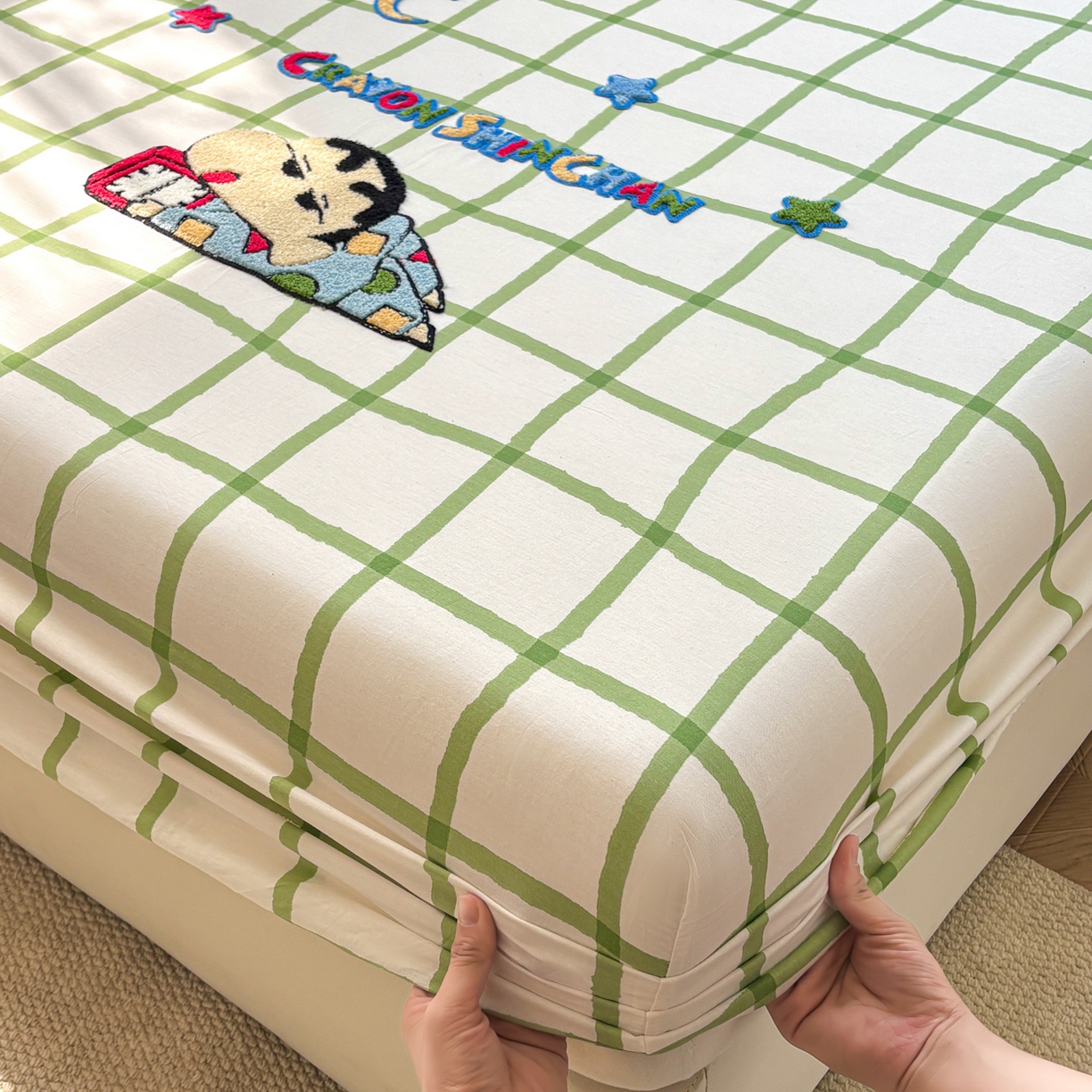 91家纺网 家纺一手货源 找家纺 居眠 2026新款全棉刺绣蜡笔小新床笠 绿格-小新