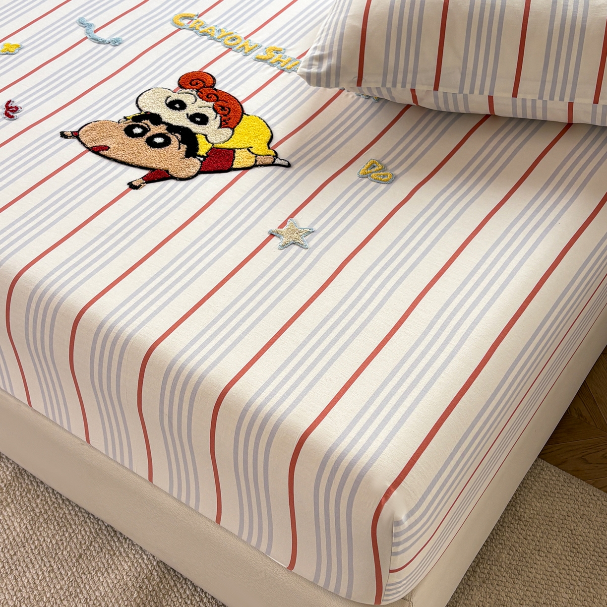 91家纺网 家纺一手货源 找家纺 居眠 2026新款全棉刺绣蜡笔小新床笠 兰红细条纹-小新