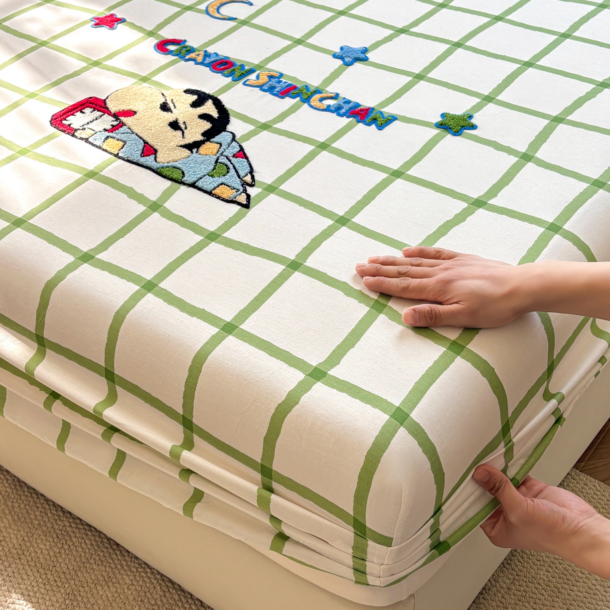 91家纺网 家纺一手货源 找家纺 居眠 2026新款全棉刺绣蜡笔小新床笠 绿格-小新