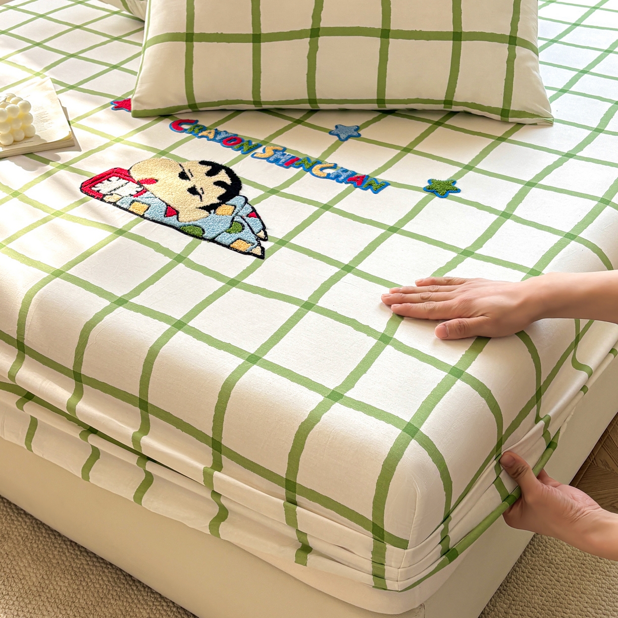 91家纺网 家纺一手货源 找家纺 居眠 2026新款全棉刺绣蜡笔小新床笠 绿格-小新