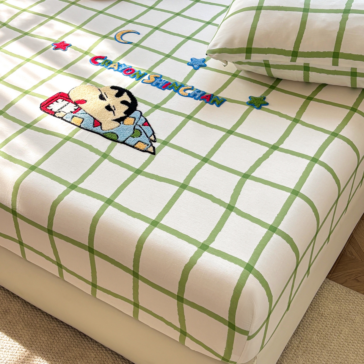 91家纺网 家纺一手货源 找家纺 居眠 2026新款全棉刺绣蜡笔小新床笠 绿格-小新