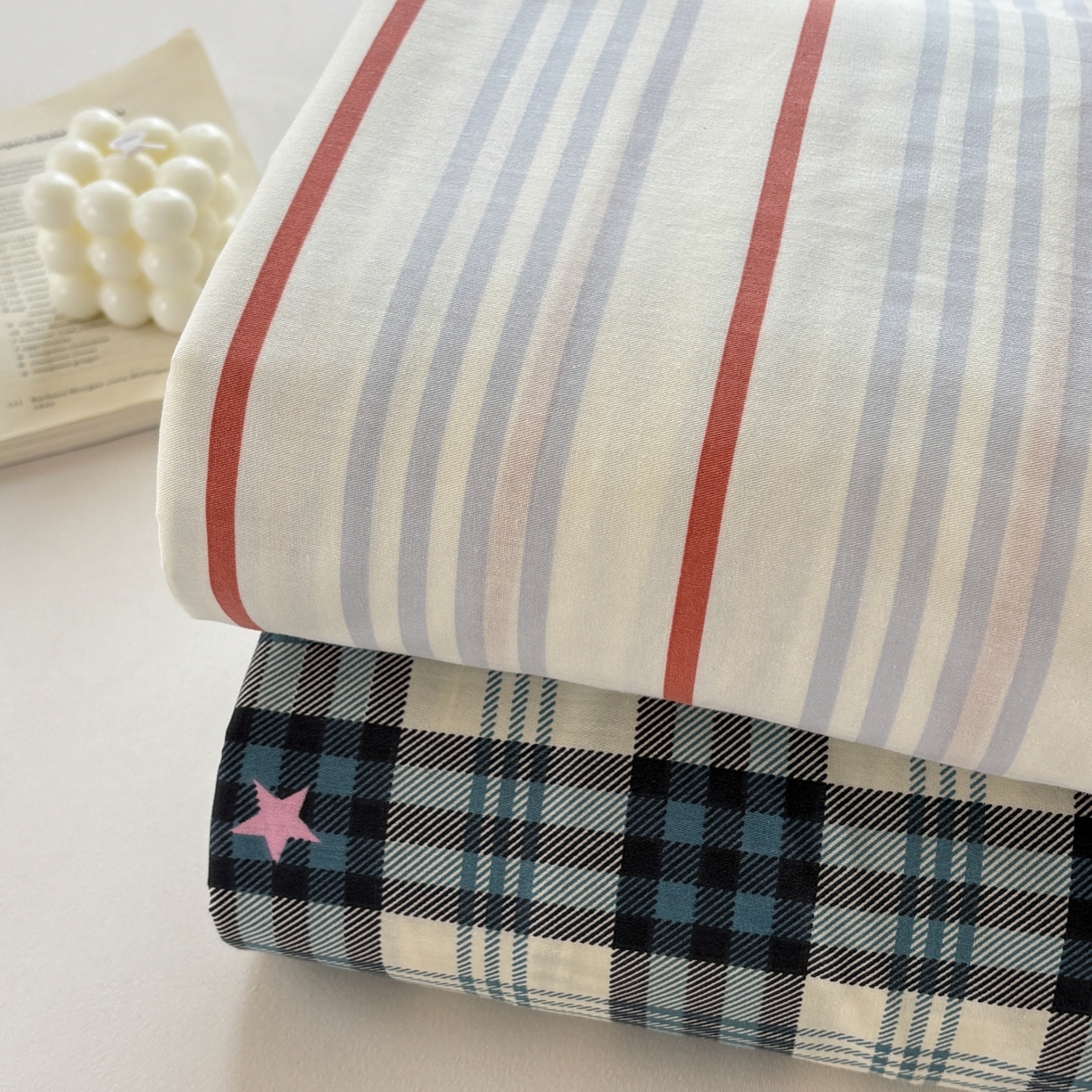 91家纺网 家纺一手货源 找家纺 居眠 2026新款全棉刺绣蜡笔小新床笠 组合叠拍