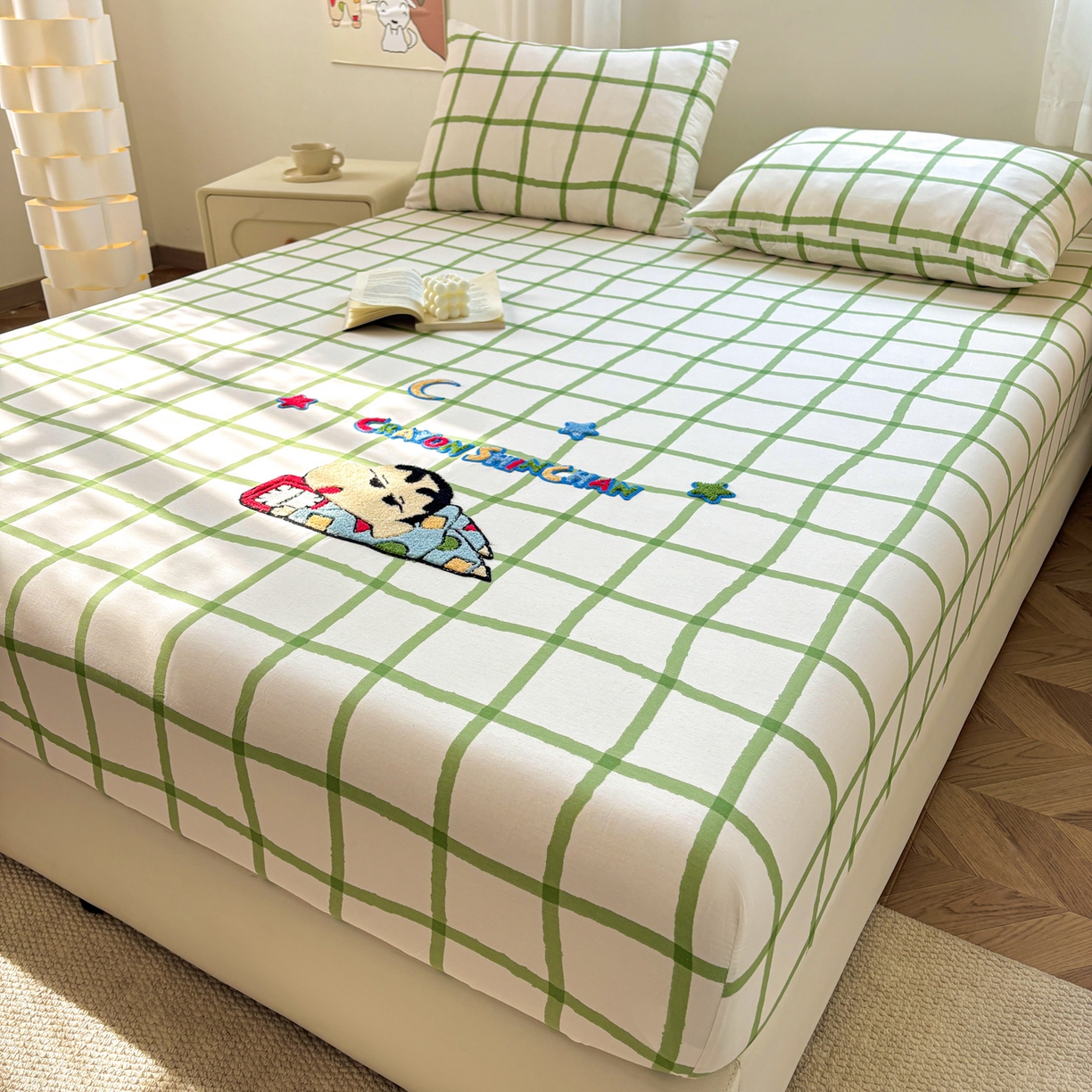 91家纺网 家纺一手货源 找家纺 居眠 2026新款全棉刺绣蜡笔小新床笠 绿格-小新