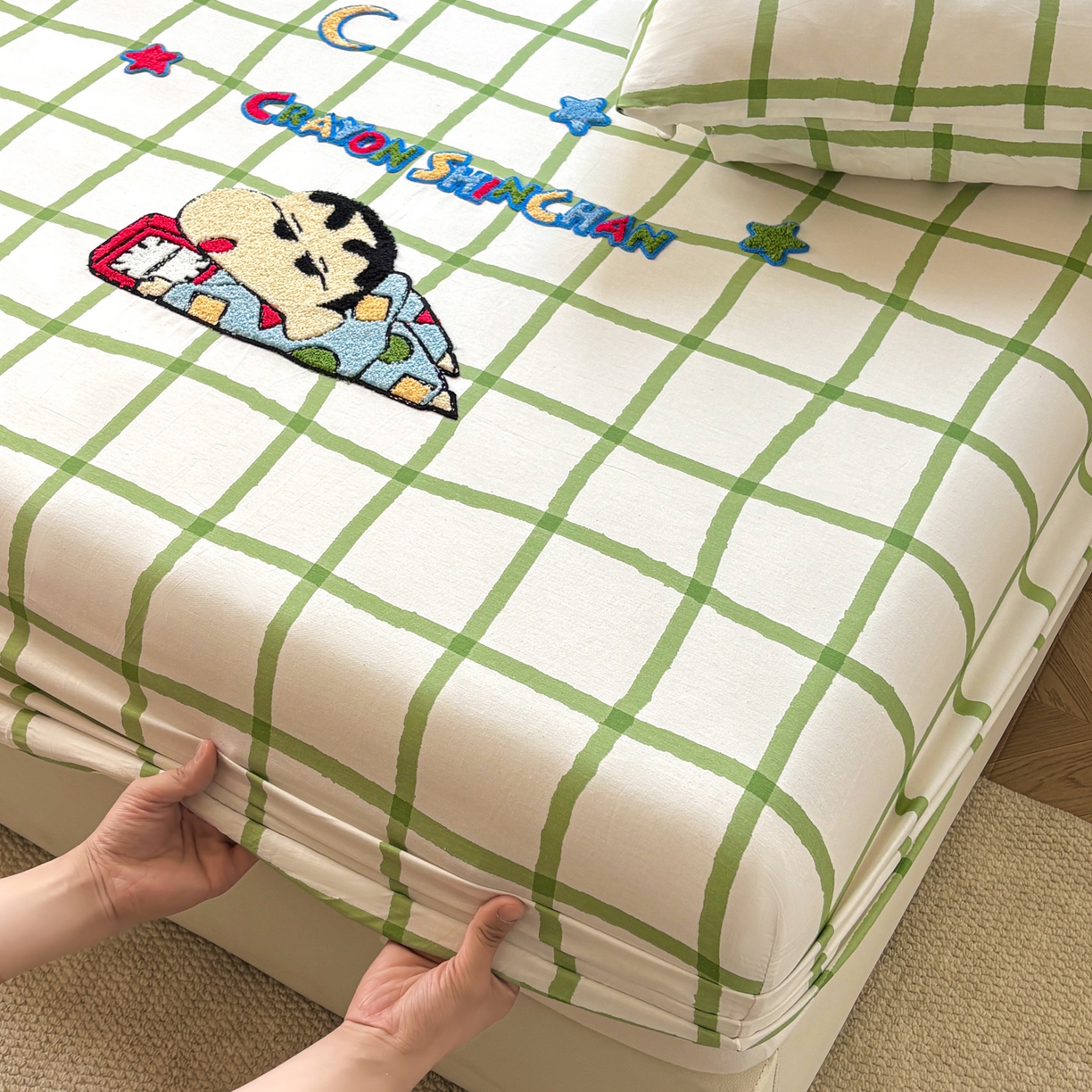 91家纺网 家纺一手货源 找家纺 居眠 2026新款全棉刺绣蜡笔小新床笠 绿格-小新