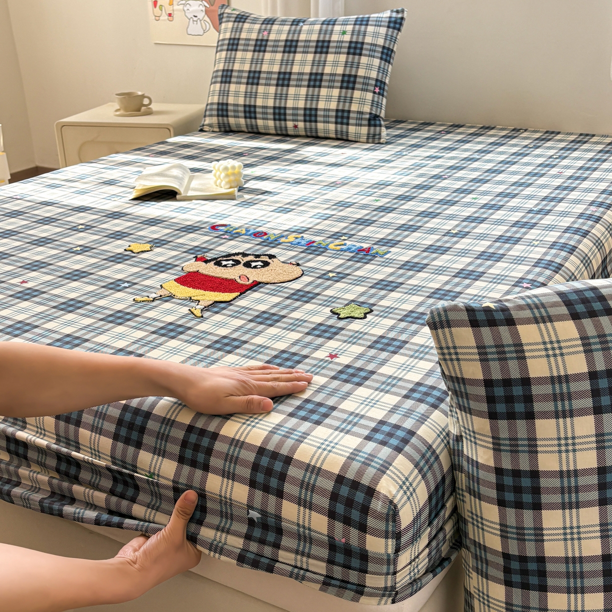 91家纺网 家纺一手货源 找家纺 居眠 2026新款全棉刺绣蜡笔小新床笠 由由里-小新