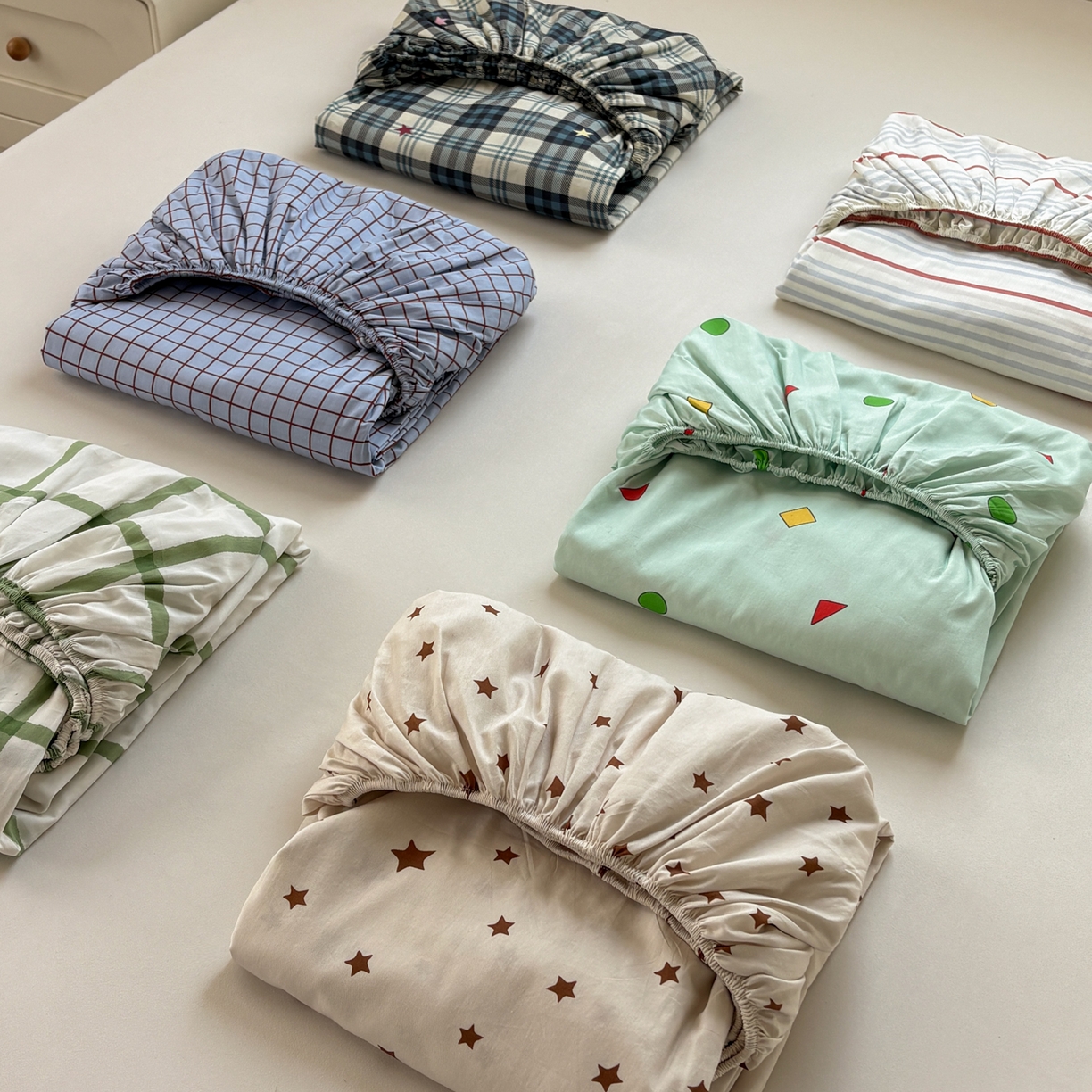 91家纺网 家纺一手货源 找家纺 居眠 2026新款全棉刺绣蜡笔小新床笠 组合叠拍