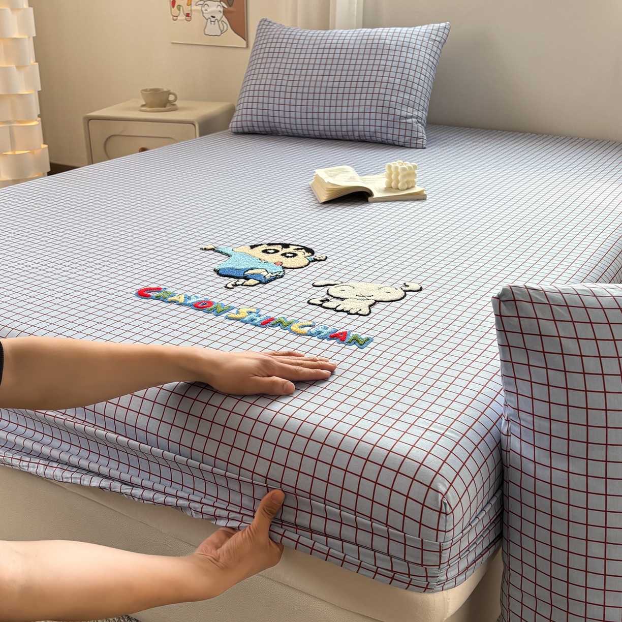 91家纺网 家纺一手货源 找家纺 居眠 2026新款全棉刺绣蜡笔小新床笠 细格灰蓝-小新