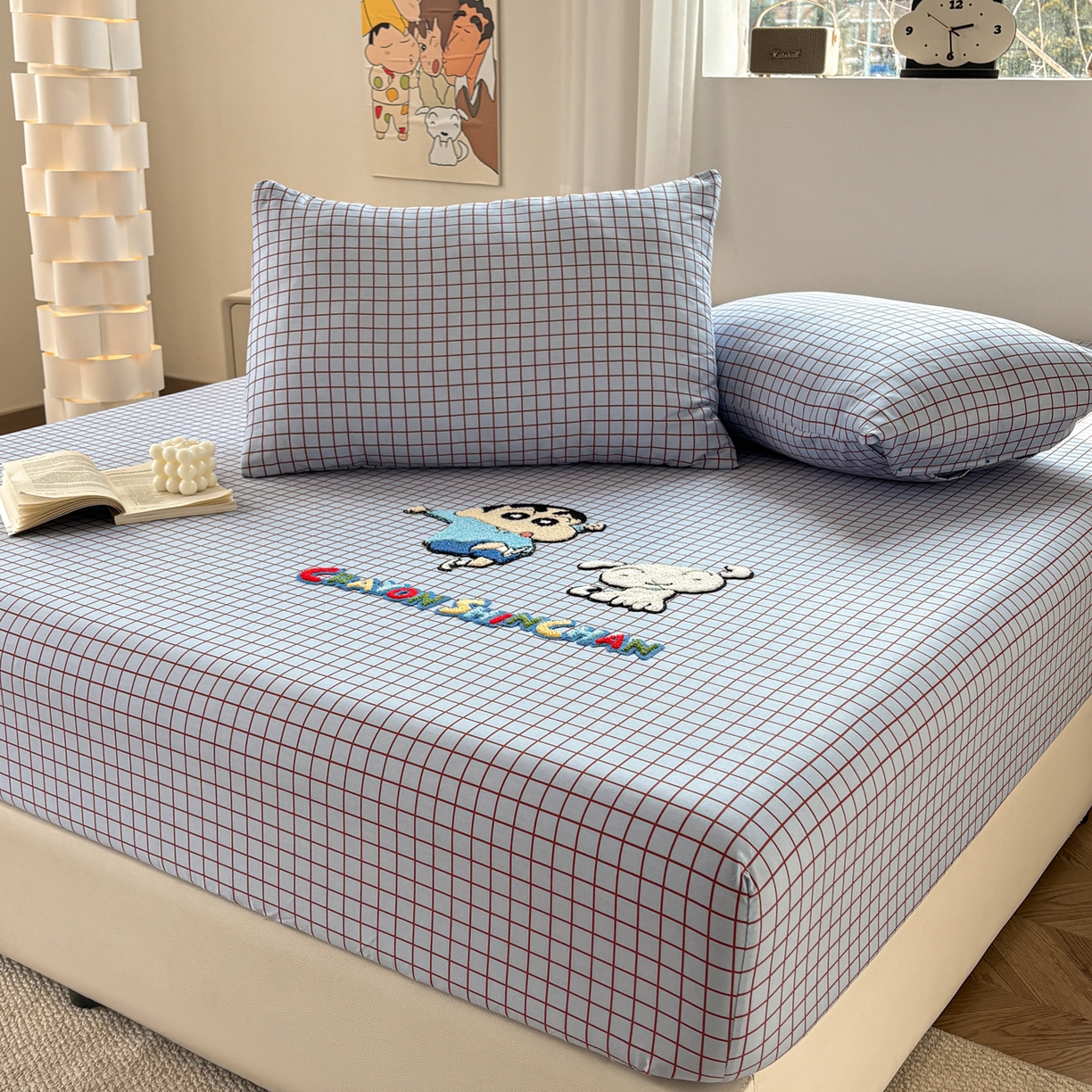 91家纺网 家纺一手货源 找家纺 居眠 2026新款全棉刺绣蜡笔小新床笠 细格灰蓝-小新