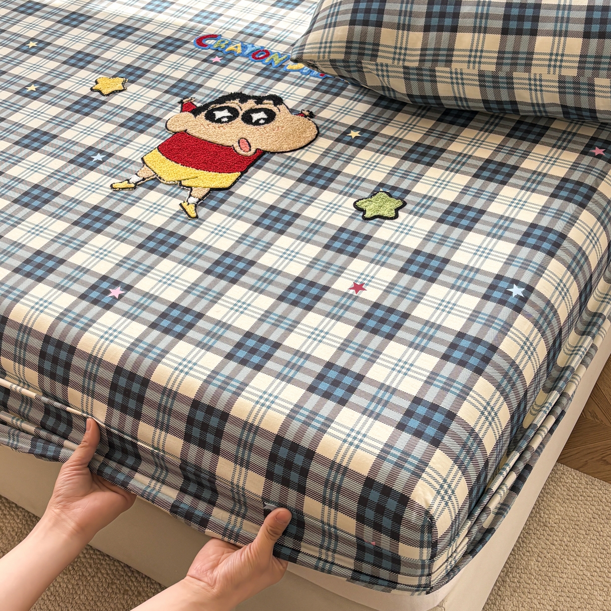 91家纺网 家纺一手货源 找家纺 居眠 2026新款全棉刺绣蜡笔小新床笠 由由里-小新