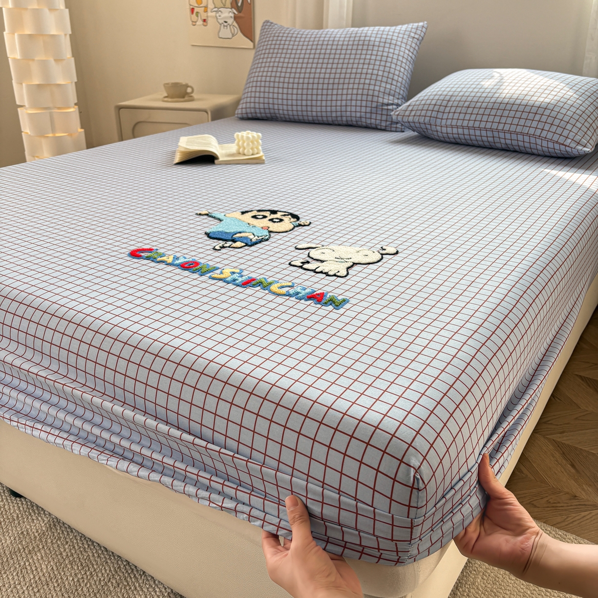 91家纺网 家纺一手货源 找家纺 居眠 2026新款全棉刺绣蜡笔小新床笠 细格灰蓝-小新