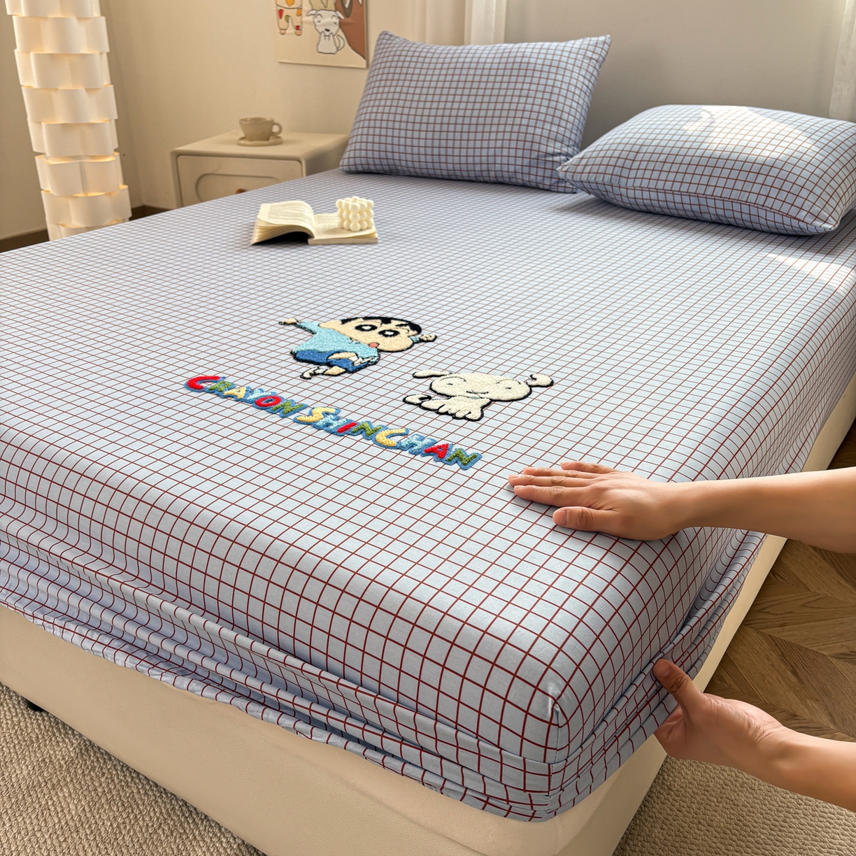 91家纺网 家纺一手货源 找家纺 居眠 2026新款全棉刺绣蜡笔小新床笠 细格灰蓝-小新