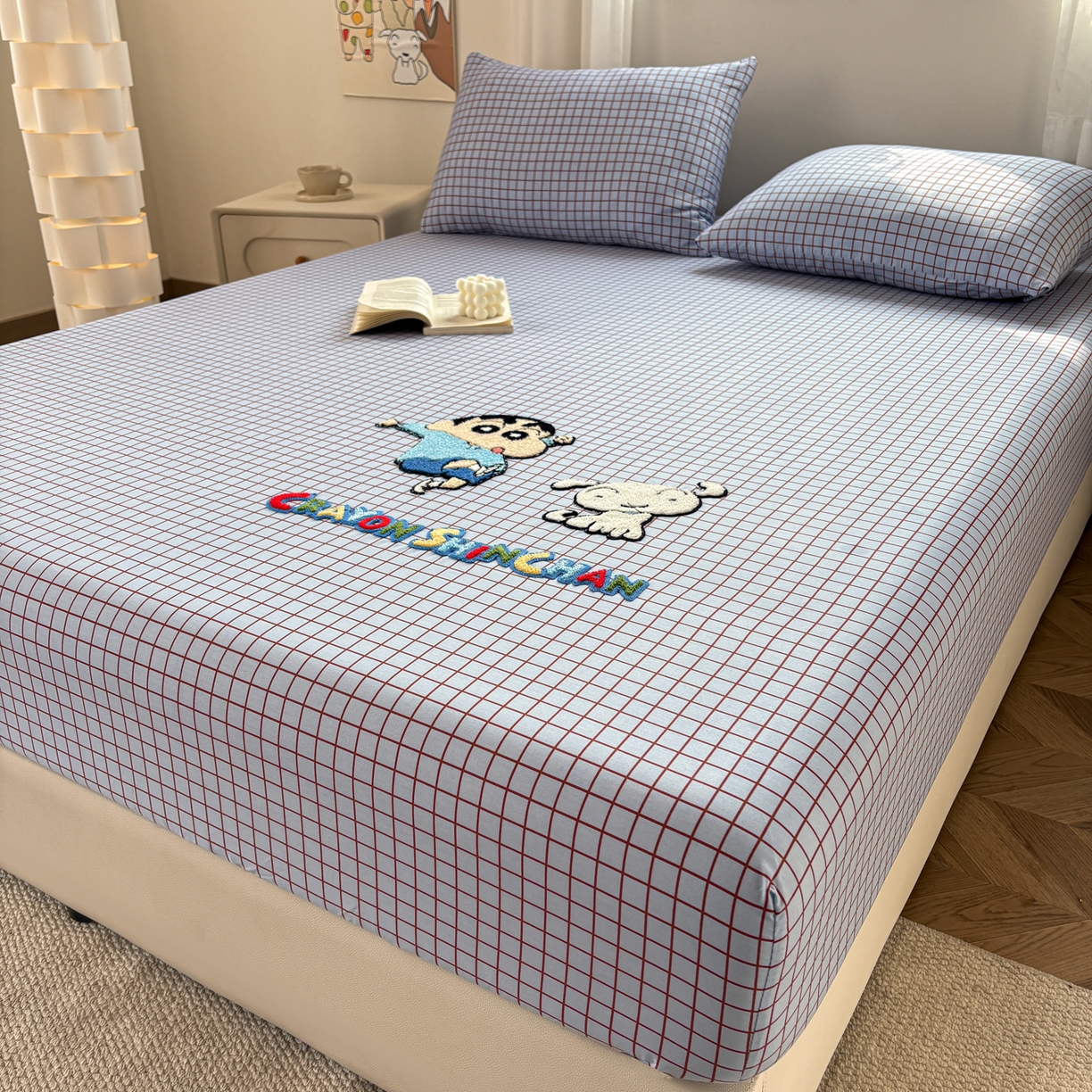 91家纺网 家纺一手货源 找家纺 居眠 2026新款全棉刺绣蜡笔小新床笠 细格灰蓝-小新