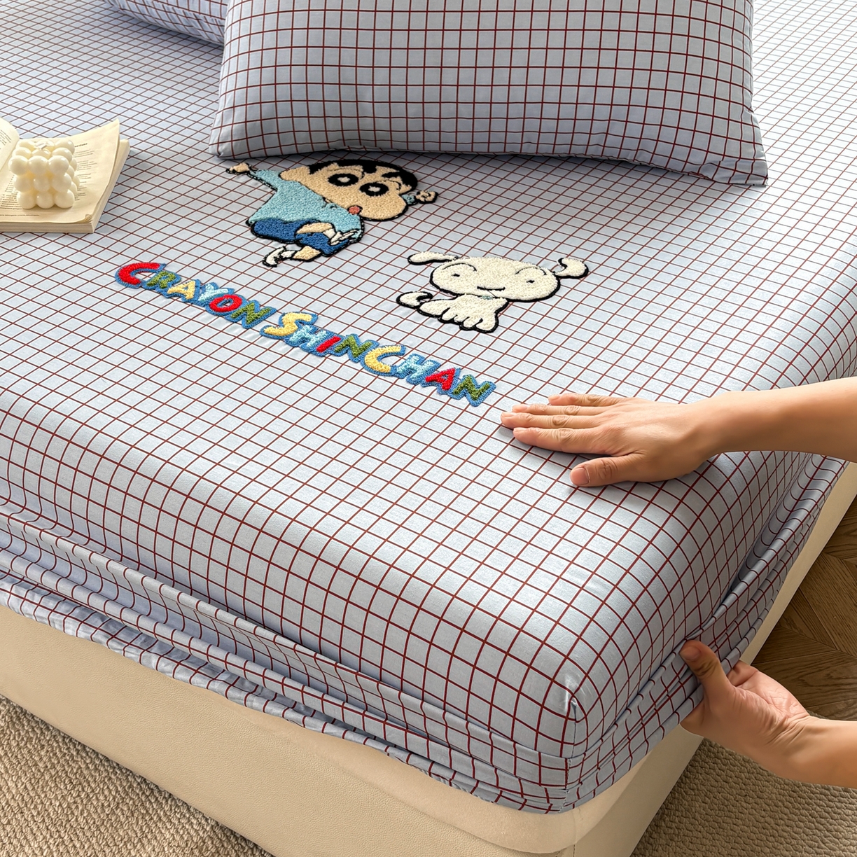 91家纺网 家纺一手货源 找家纺 居眠 2026新款全棉刺绣蜡笔小新床笠 细格灰蓝-小新