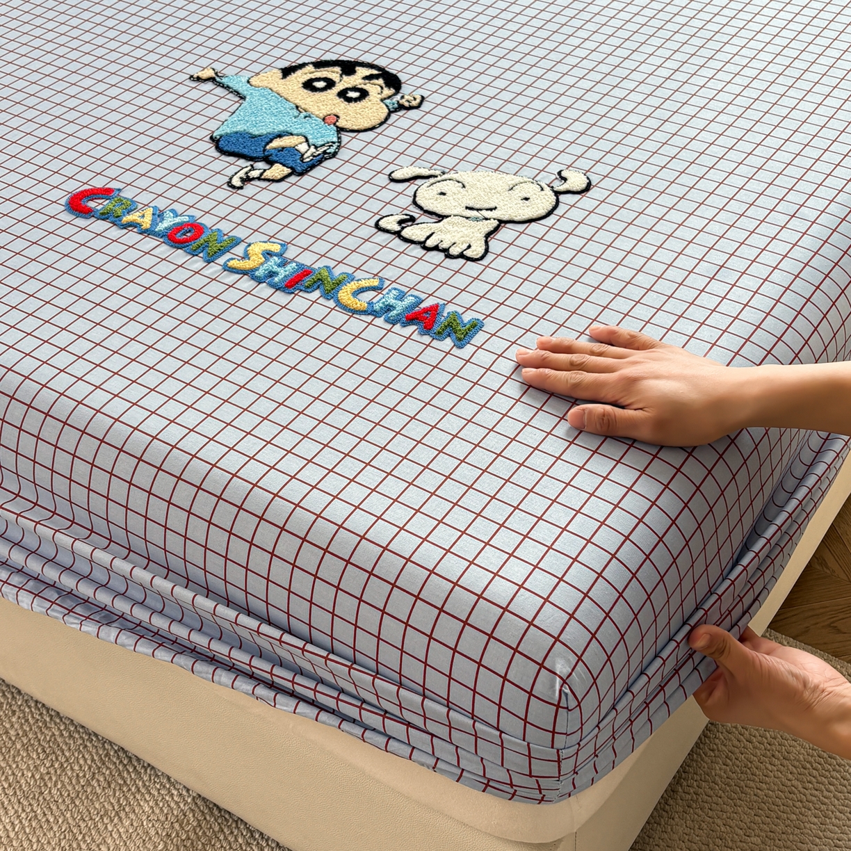 91家纺网 家纺一手货源 找家纺 居眠 2026新款全棉刺绣蜡笔小新床笠 细格灰蓝-小新