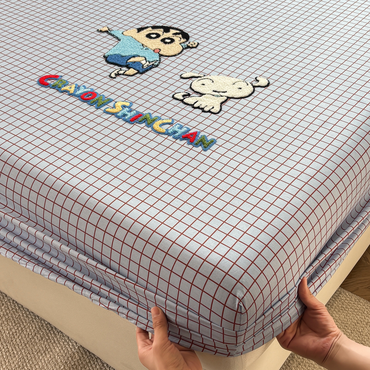 91家纺网 家纺一手货源 找家纺 居眠 2026新款全棉刺绣蜡笔小新床笠 细格灰蓝-小新