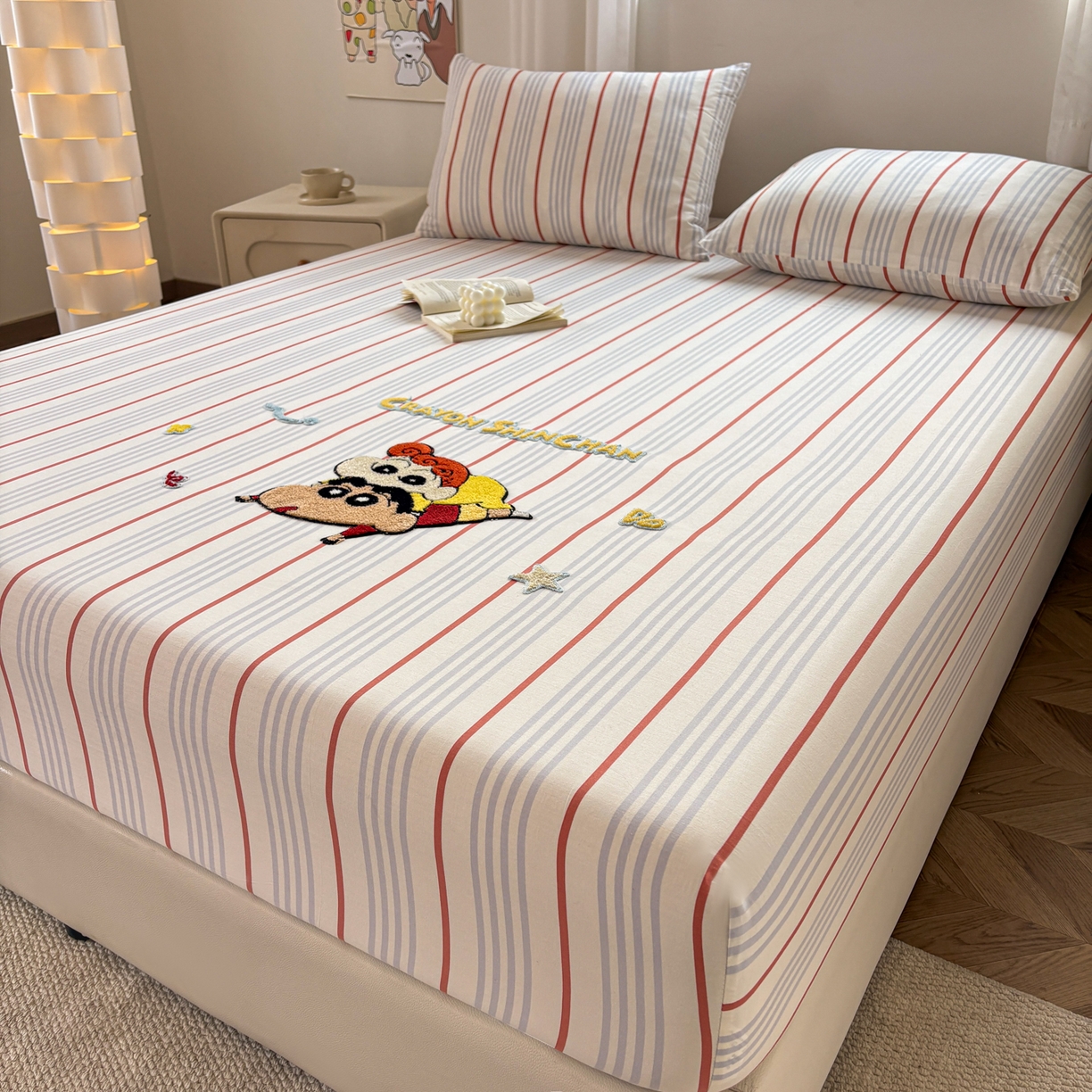 91家纺网 家纺一手货源 找家纺 居眠 2026新款全棉刺绣蜡笔小新床笠 兰红细条纹-小新