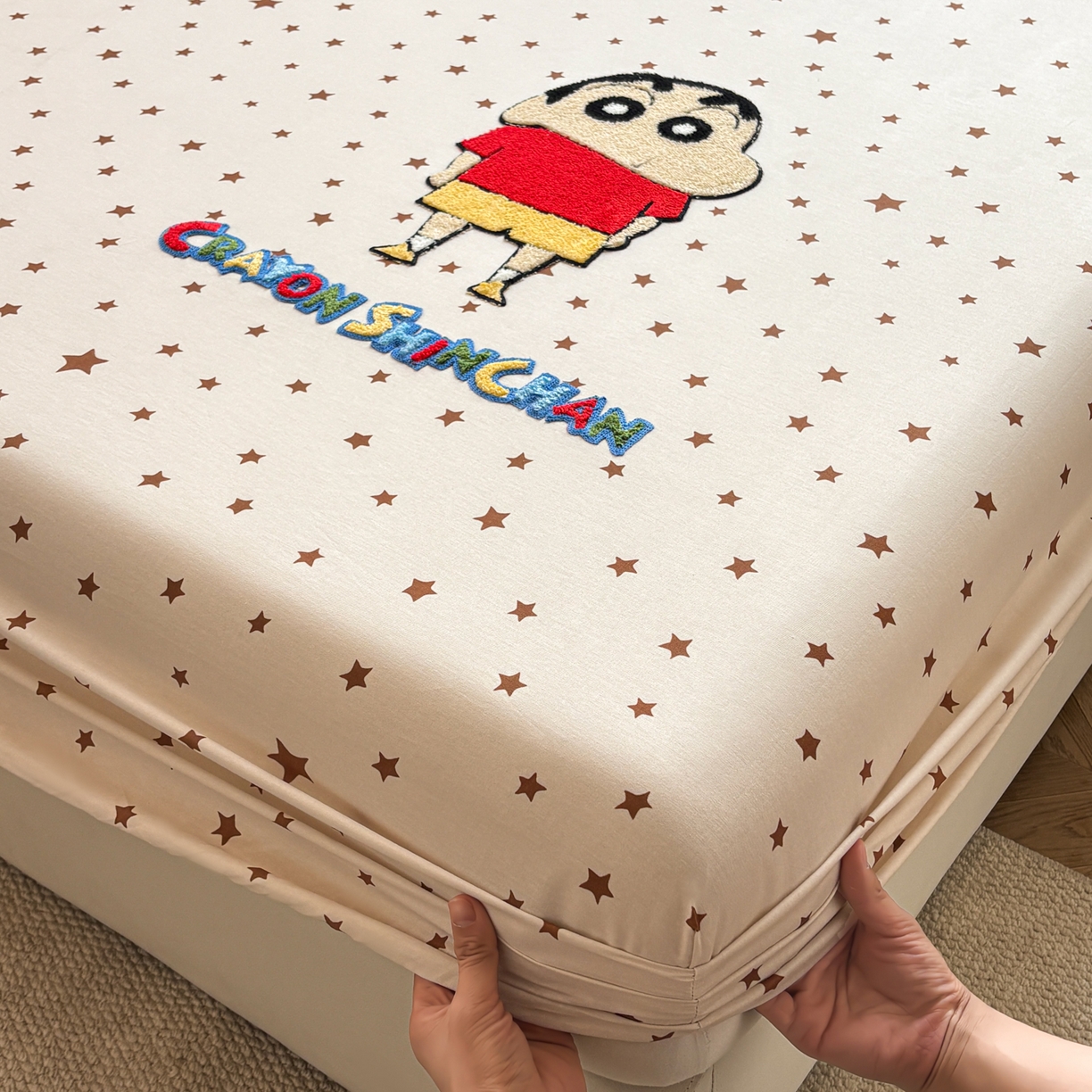 91家纺网 家纺一手货源 找家纺 居眠 2026新款全棉刺绣蜡笔小新床笠 亮晶晶咖-小新