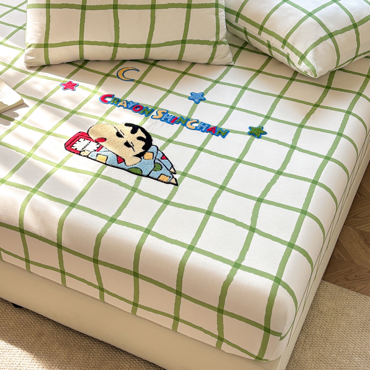 91家纺网 家纺一手货源 找家纺 居眠 2026新款全棉刺绣蜡笔小新床笠 绿格-小新