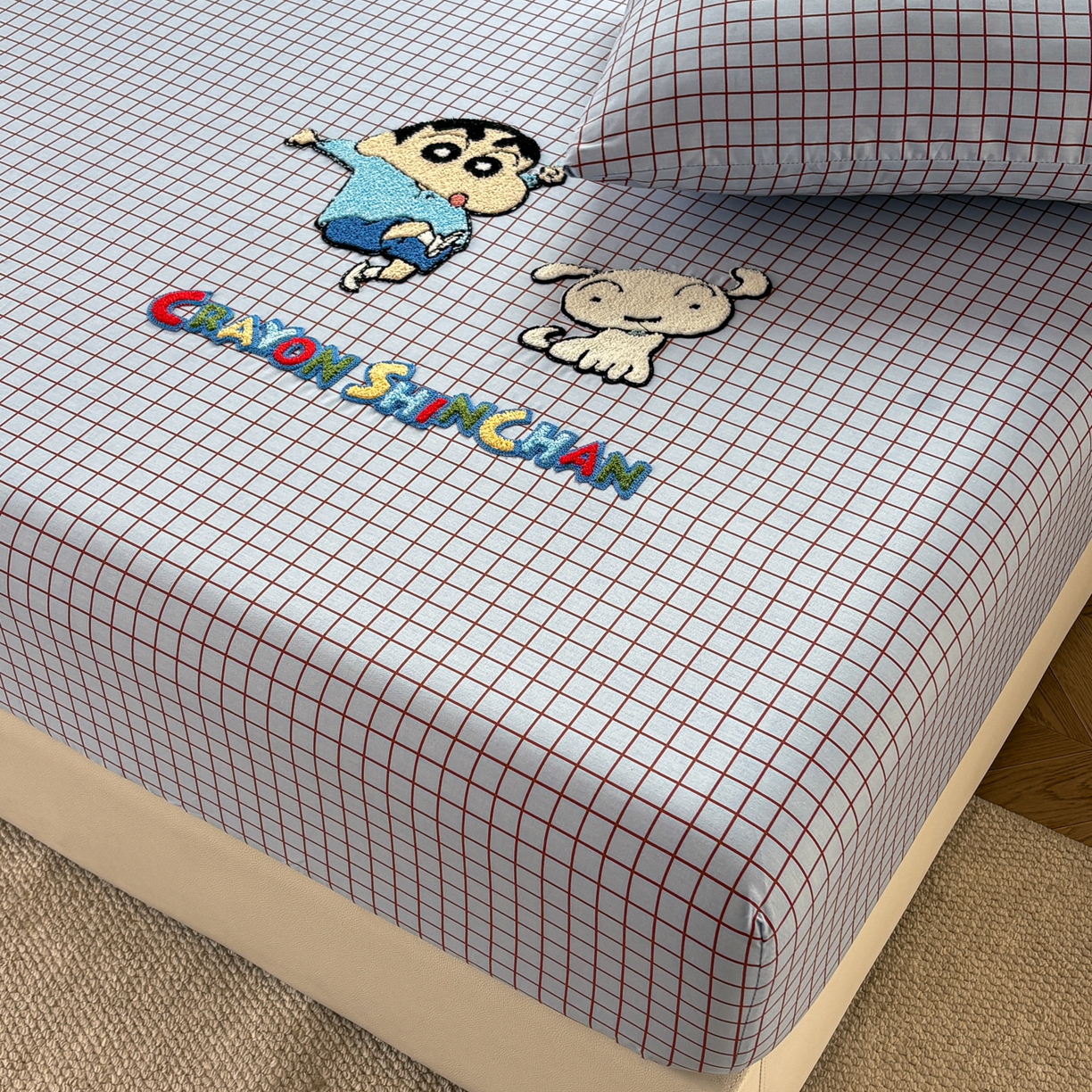 91家纺网 家纺一手货源 找家纺 居眠 2026新款全棉刺绣蜡笔小新床笠 细格灰蓝-小新