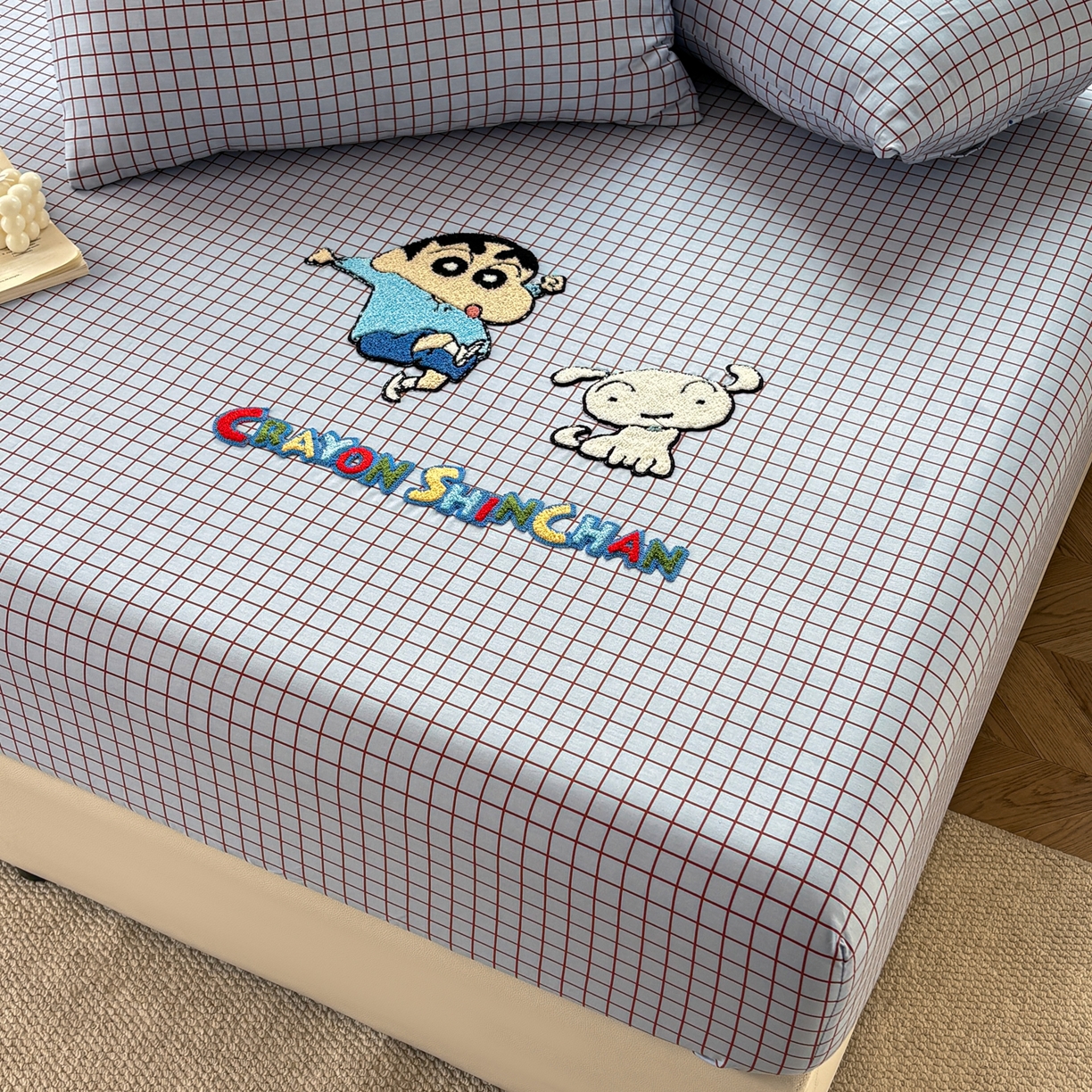 91家纺网 家纺一手货源 找家纺 居眠 2026新款全棉刺绣蜡笔小新床笠 细格灰蓝-小新