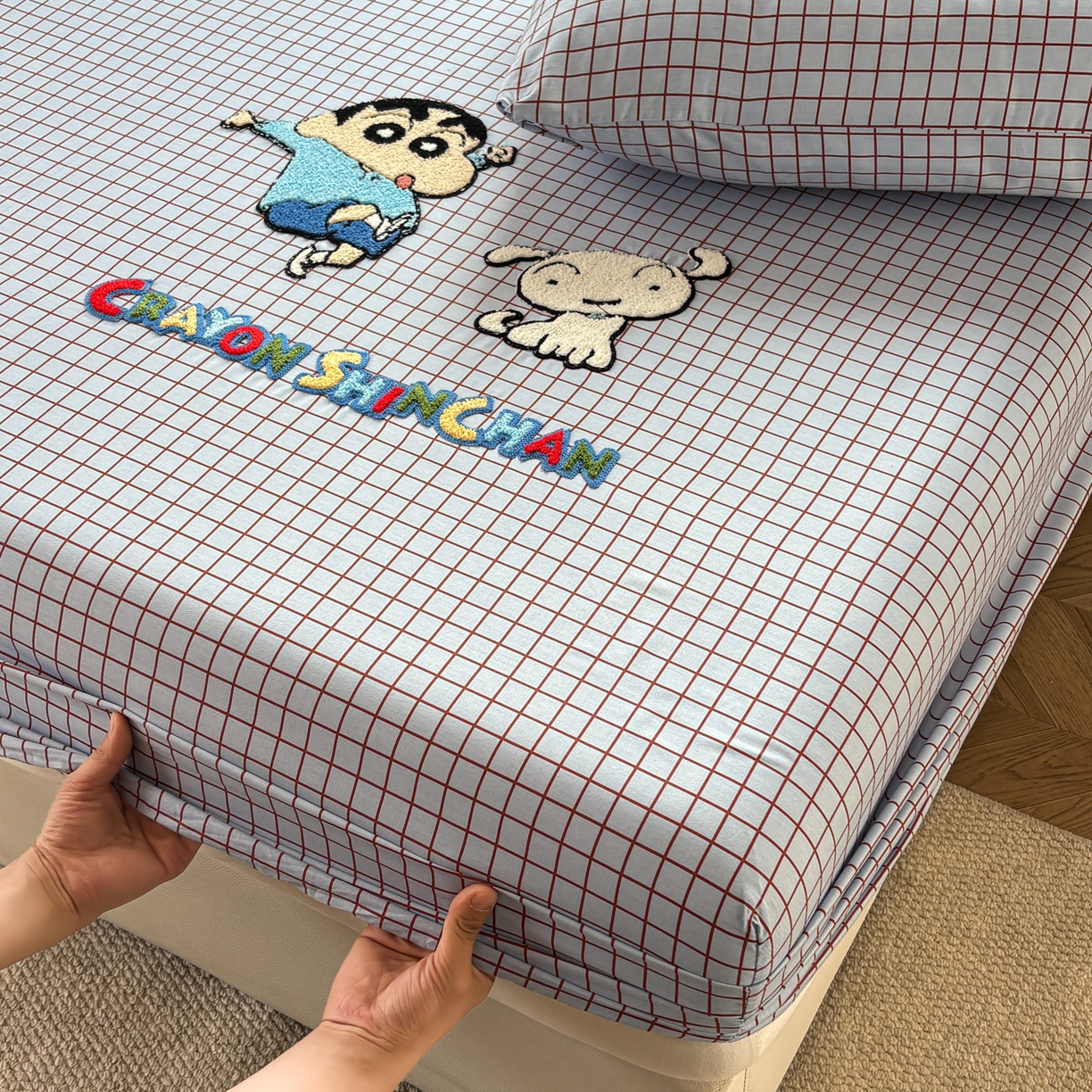 91家纺网 家纺一手货源 找家纺 居眠 2026新款全棉刺绣蜡笔小新床笠 细格灰蓝-小新