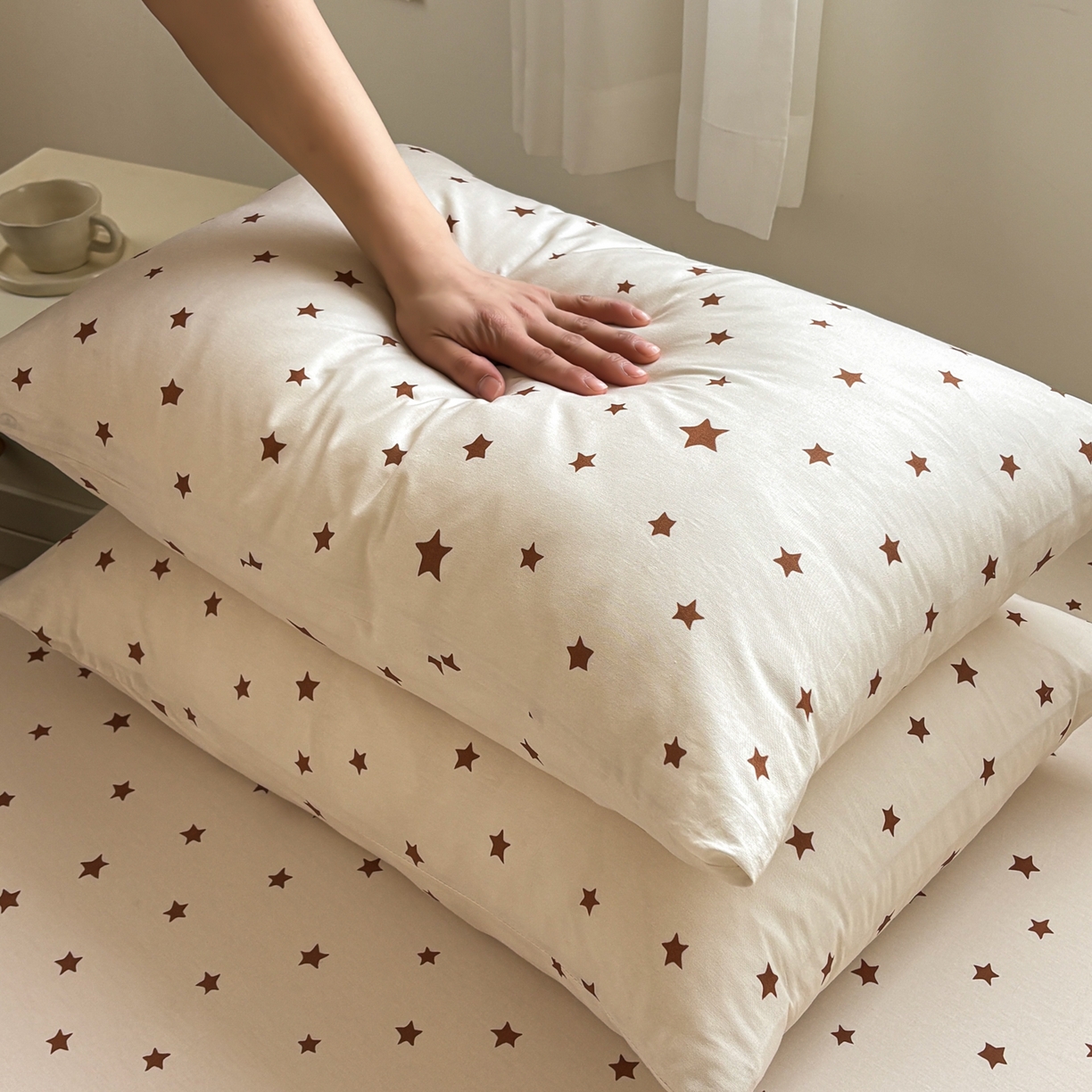 91家纺网 家纺一手货源 找家纺 居眠 2026新款全棉刺绣蜡笔小新枕套 亮晶晶咖-小新