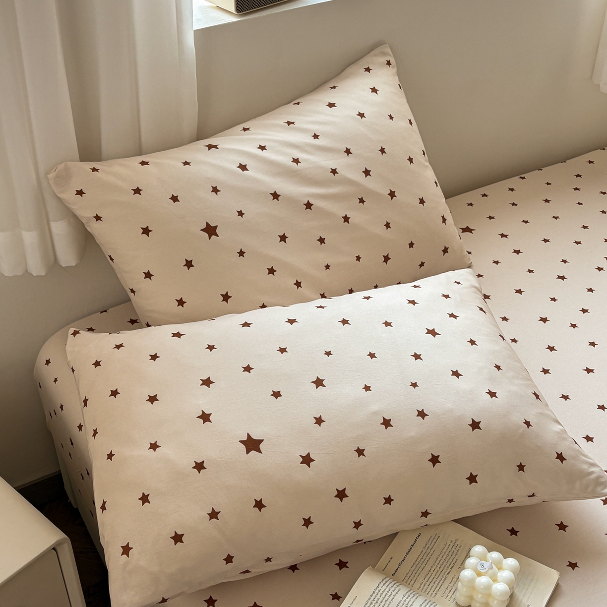 91家纺网 家纺一手货源 找家纺 居眠 2026新款全棉刺绣蜡笔小新枕套 亮晶晶咖-小新