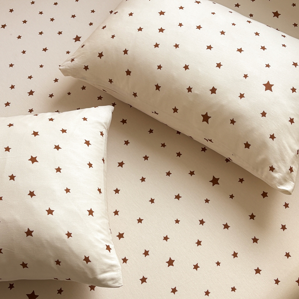 91家纺网 家纺一手货源 找家纺 居眠 2026新款全棉刺绣蜡笔小新枕套 亮晶晶咖-小新