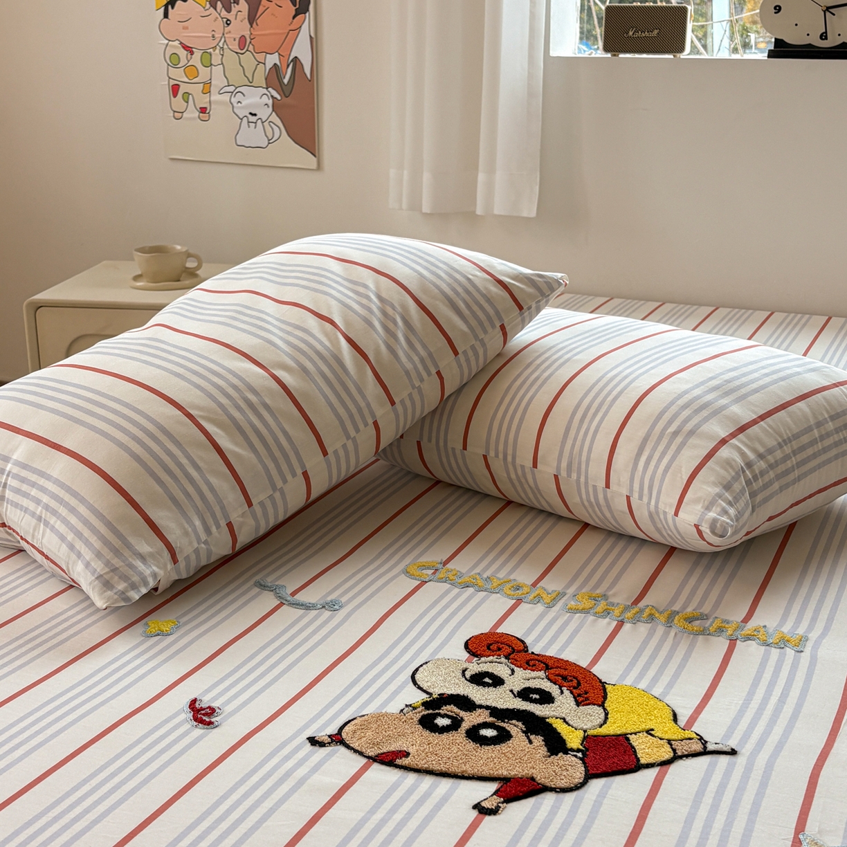 91家纺网 家纺一手货源 找家纺 居眠 2026新款全棉刺绣蜡笔小新枕套 兰红细条纹-小新