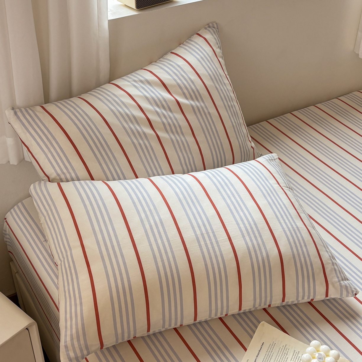 91家纺网 家纺一手货源 找家纺 居眠 2026新款全棉刺绣蜡笔小新枕套 兰红细条纹-小新