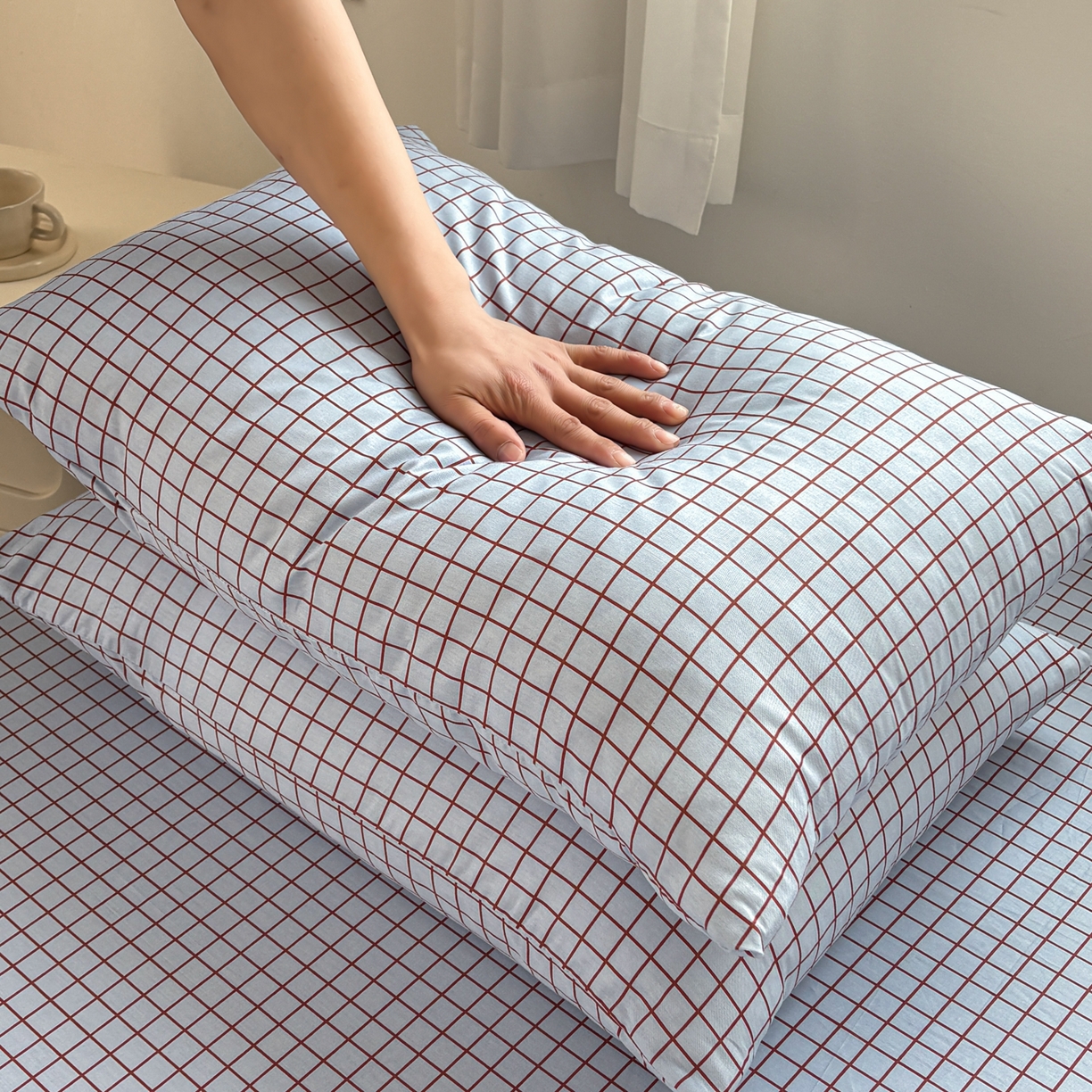 91家纺网 家纺一手货源 找家纺 居眠 2026新款全棉刺绣蜡笔小新枕套 细格灰蓝-小新