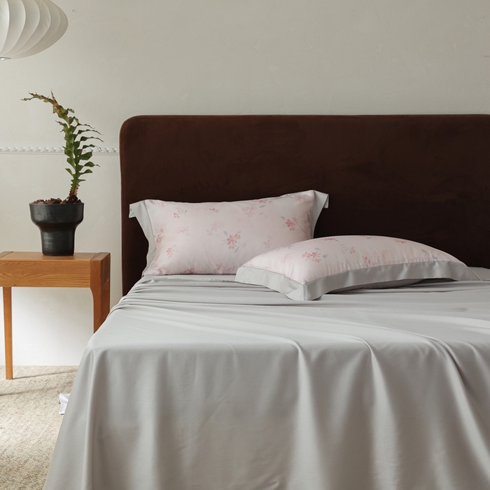 91家纺网 家纺一手货源 找家纺 ROZ home 蕊姿家居 2026新款60s天丝棉数码印花单床笠 浮香粉 巴黎灰