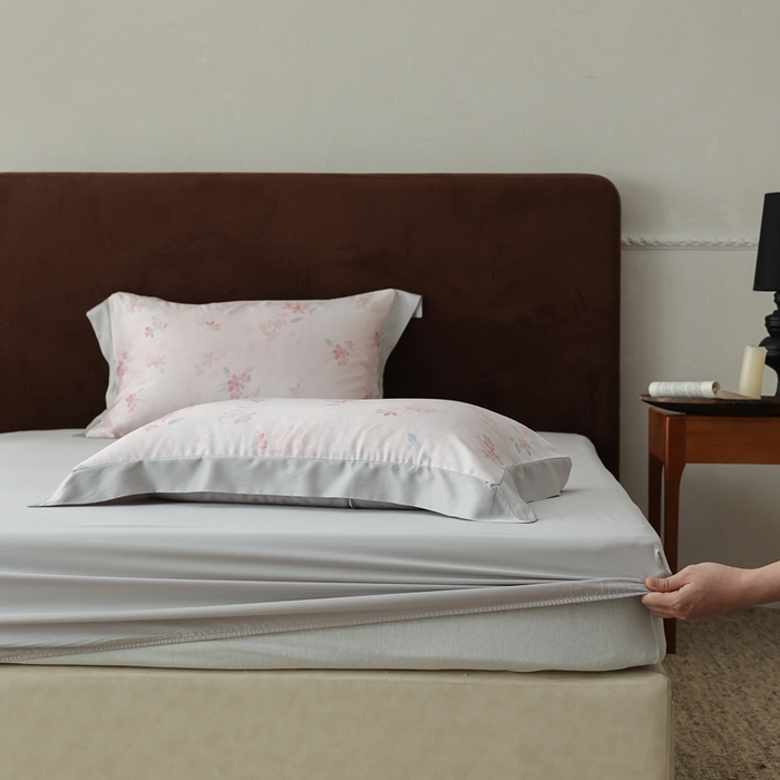 91家纺网 家纺一手货源 找家纺 ROZ home 蕊姿家居 2026新款60s天丝棉数码印花单床笠 浮香粉 巴黎灰