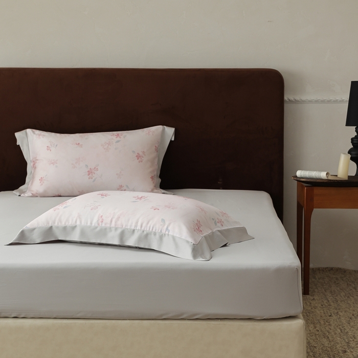 91家纺网 家纺一手货源 找家纺 ROZ home 蕊姿家居 2026新款60s天丝棉数码印花单枕套 浮香粉 巴黎灰