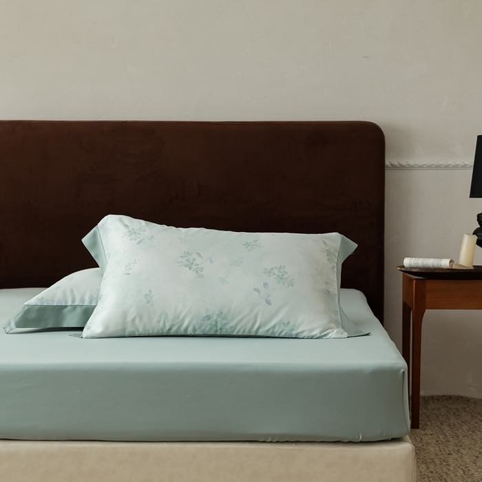 91家纺网 家纺一手货源 找家纺 ROZ home 蕊姿家居 2026新款60s天丝棉数码印花单枕套 浮香 松石绿