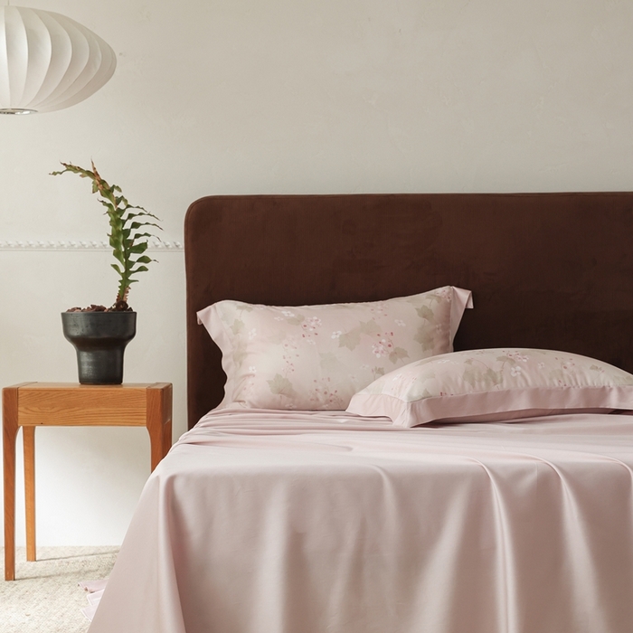 91家纺网 家纺一手货源 找家纺 ROZ home 蕊姿家居 2026新款60s天丝棉数码印花单枕套 秋海棠 柔雾粉