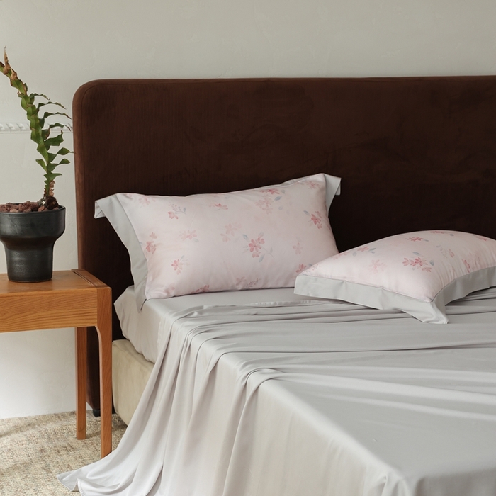 91家纺网 家纺一手货源 找家纺 ROZ home 蕊姿家居 2026新款60s天丝棉数码印花单枕套 浮香粉 巴黎灰