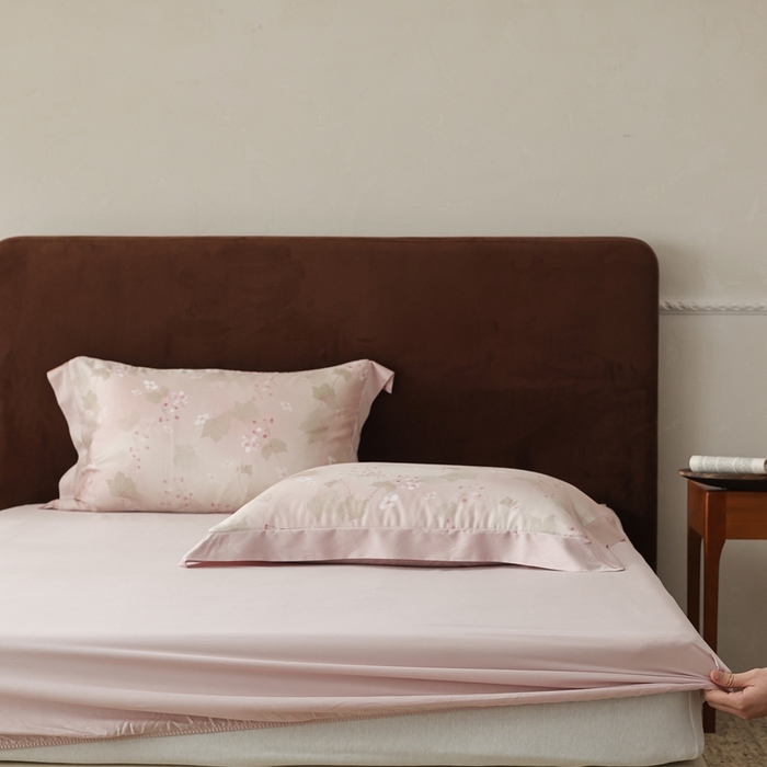 91家纺网 家纺一手货源 找家纺 ROZ home 蕊姿家居 2026新款60s天丝棉数码印花单枕套 秋海棠 柔雾粉