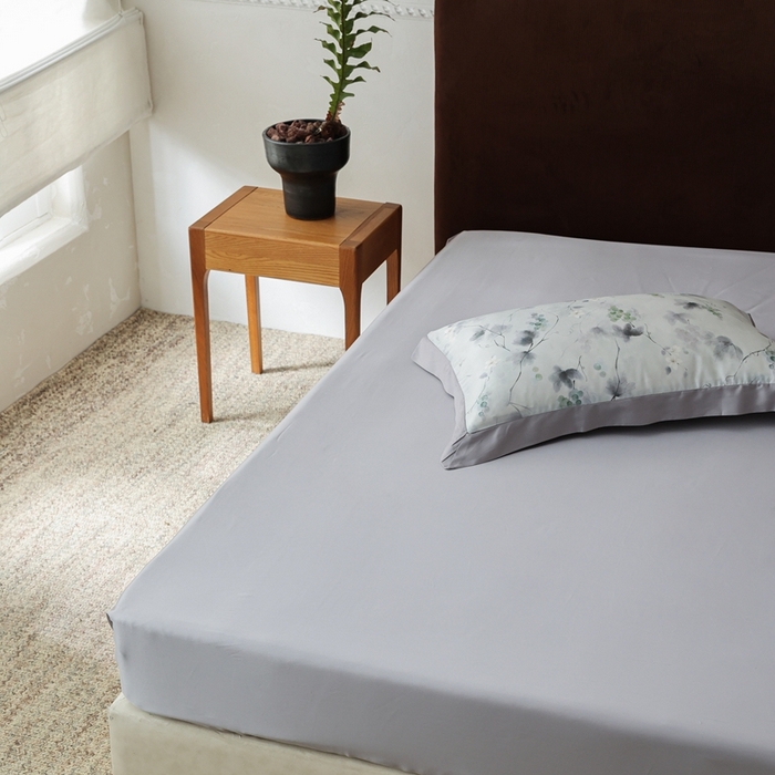 91家纺网 家纺一手货源 找家纺 ROZ home 蕊姿家居 2026新款60s天丝棉数码印花单枕套 葡萄绿 极致灰