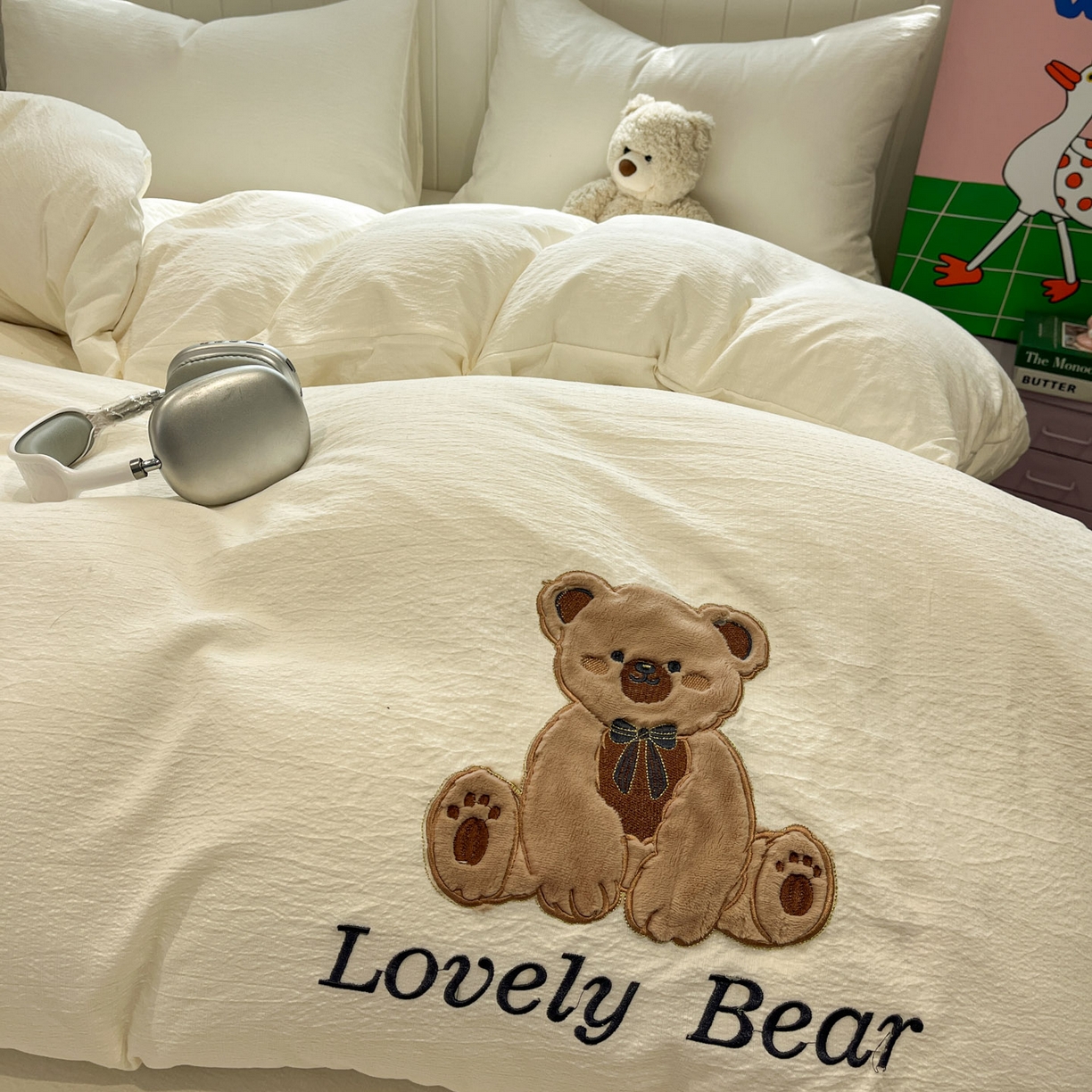 91家纺网 家纺一手货源 找家纺 （总）爱思凯家纺 2026新款皱皱纱卡通贴布绣-咖崽熊被套