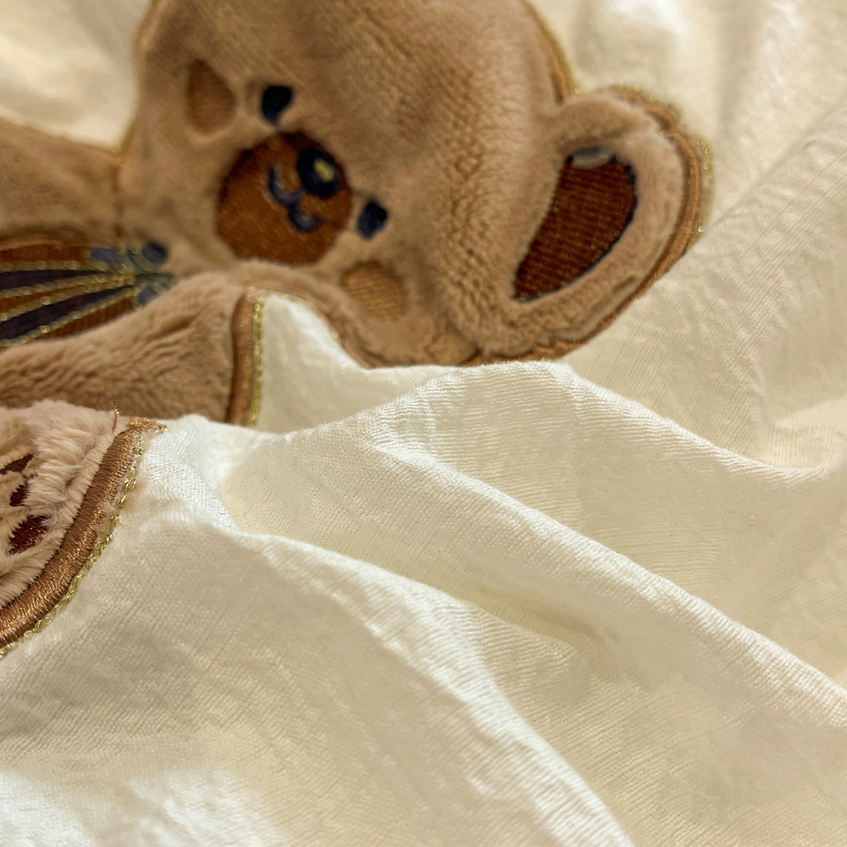 91家纺网 家纺一手货源 找家纺 （总）爱思凯家纺 2026新款皱皱纱卡通贴布绣-咖崽熊被套