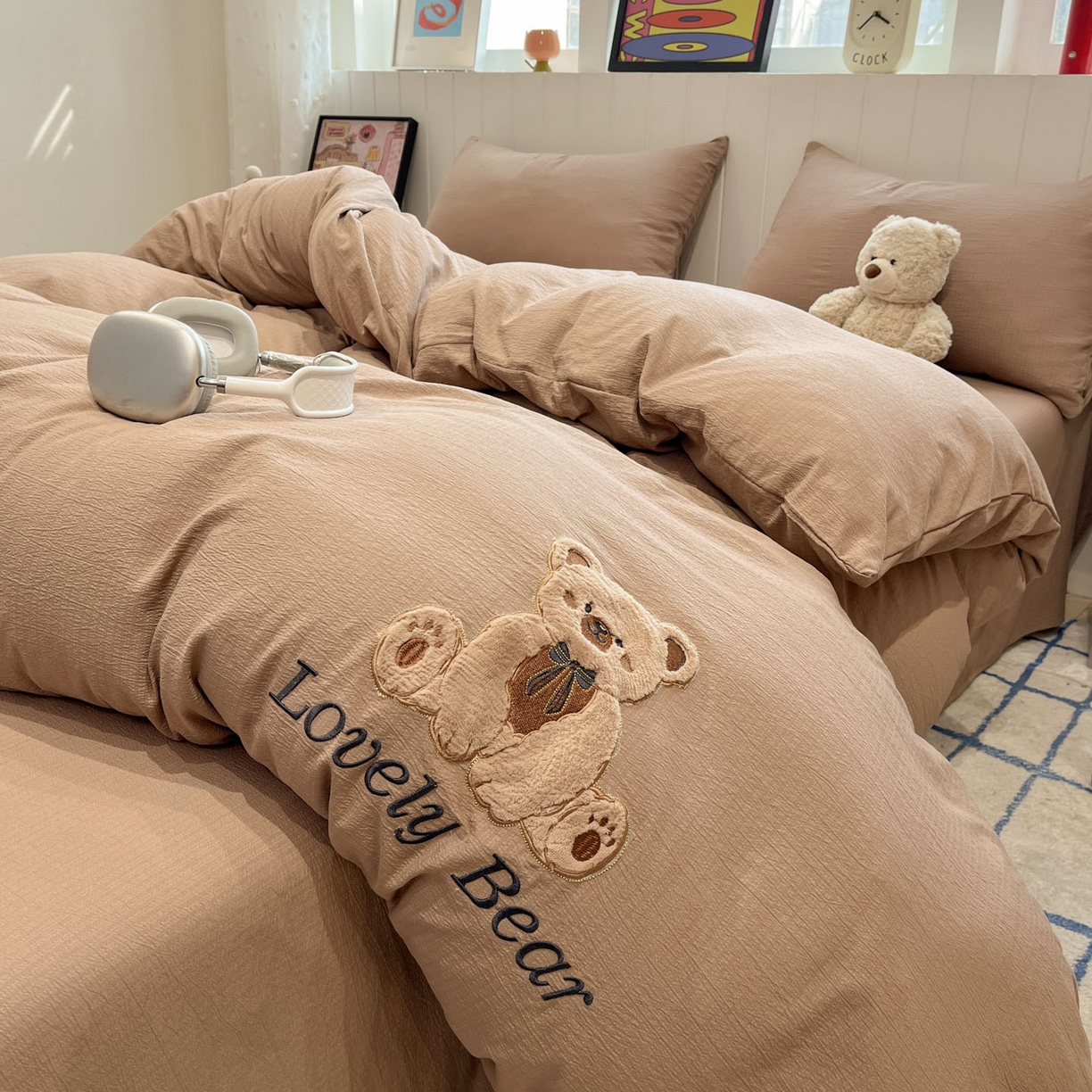 91家纺网 家纺一手货源 找家纺 （总）爱思凯家纺 2026新款皱皱纱卡通贴布绣-咖崽熊四件套