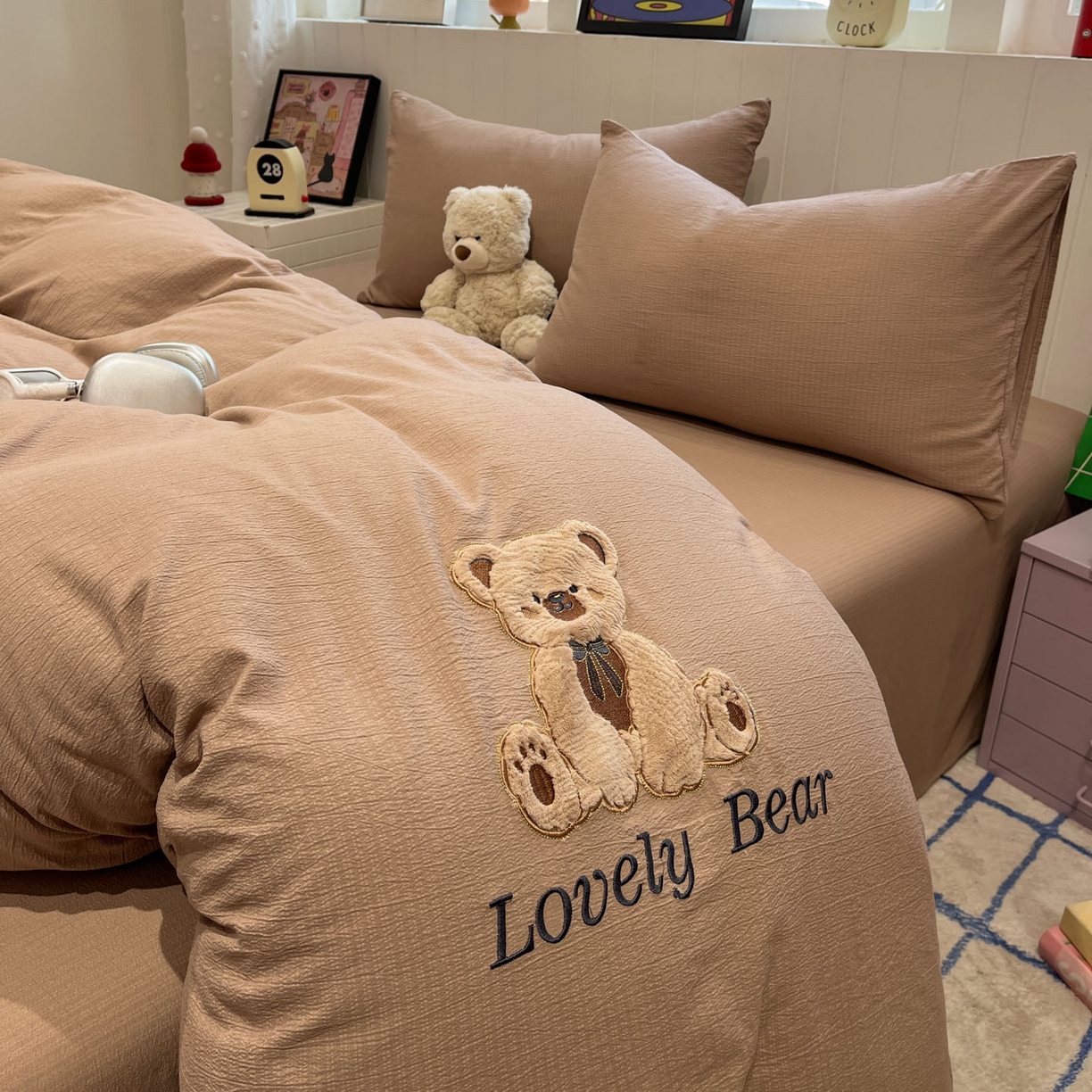 91家纺网 家纺一手货源 找家纺 （总）爱思凯家纺 2026新款皱皱纱卡通贴布绣-咖崽熊四件套