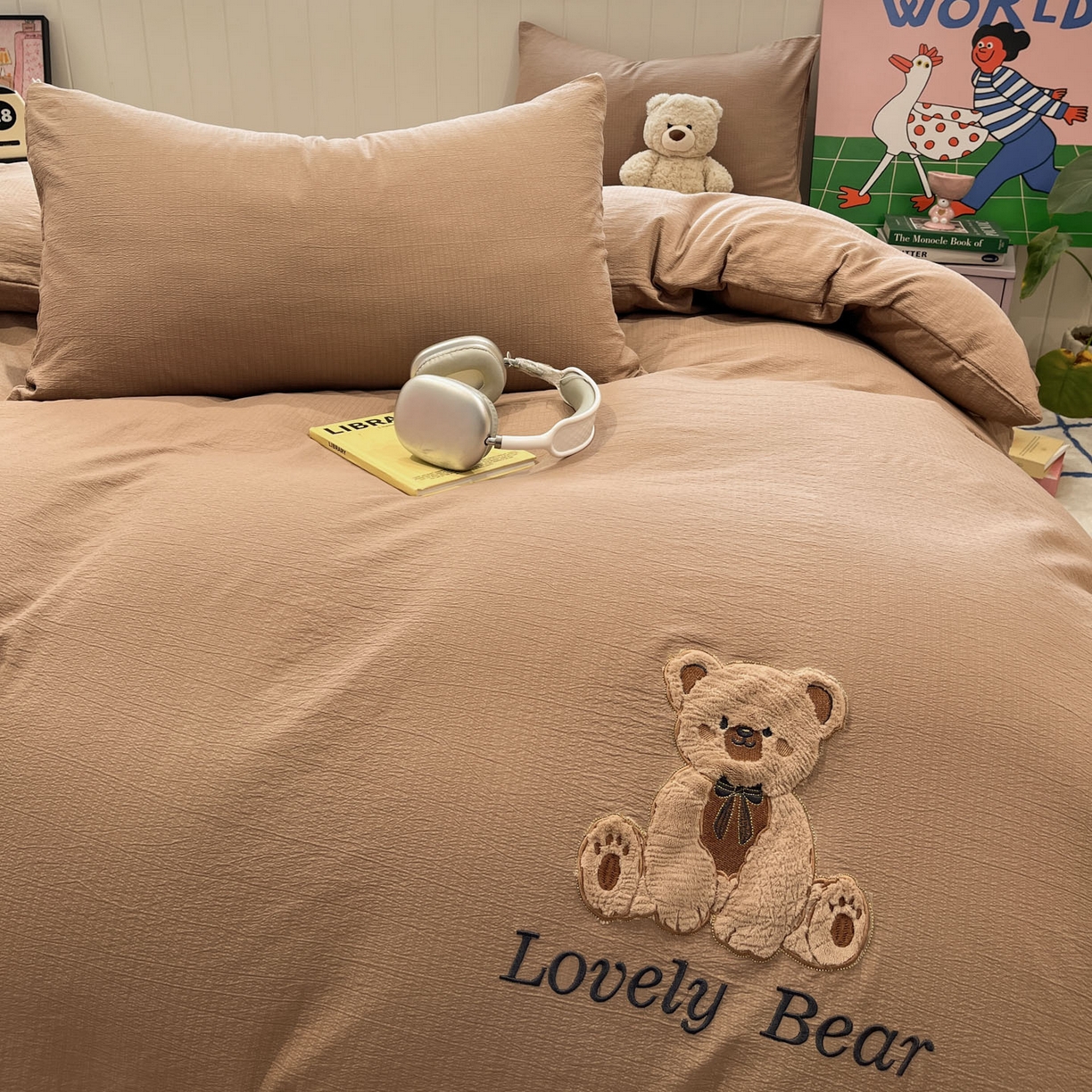 91家纺网 家纺一手货源 找家纺 （总）爱思凯家纺 2026新款皱皱纱卡通贴布绣-咖崽熊四件套