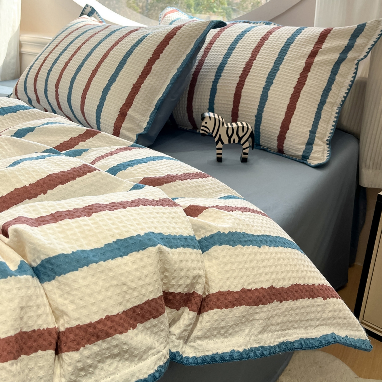 91家纺网 家纺一手货源 找家纺 如一 2026春夏新款全棉纯棉华夫格印花三角针工艺四件套 海盐-蓝