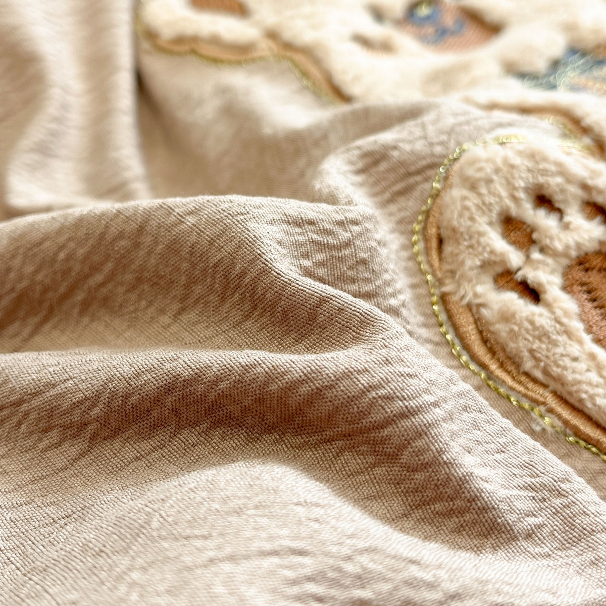 91家纺网 家纺一手货源 找家纺 （总）爱思凯家纺 2026新款皱皱纱卡通贴布绣-咖崽熊四件套